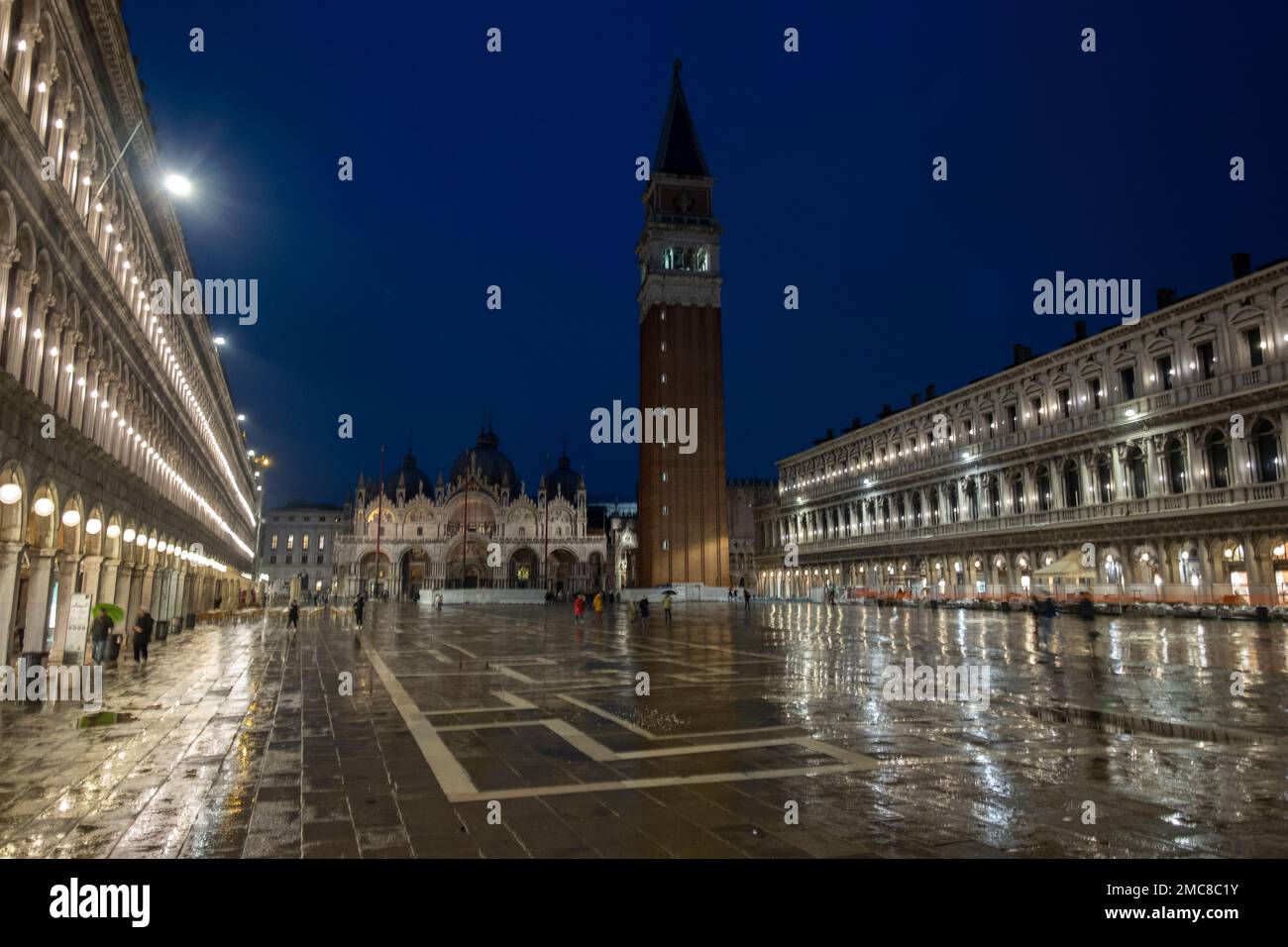 Blick auf St. Markusplatz überflutete während der Hochwasser-Saison in Venedig, Italien, 17. Januar 2023. Stockfoto
