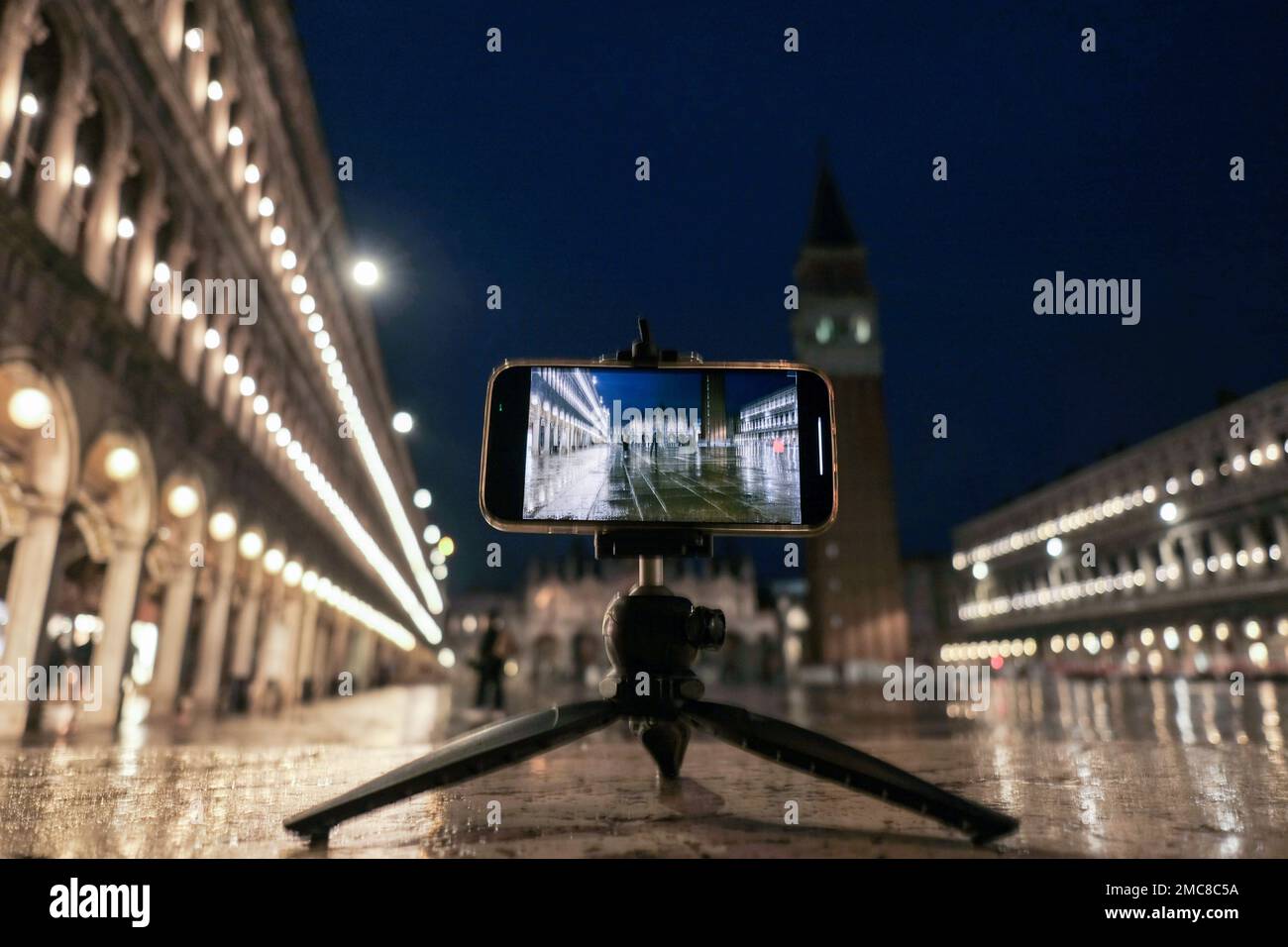 Blick auf St. Markusplatz überflutete während der Hochwasser-Saison in Venedig, Italien, 17. Januar 2023. Stockfoto