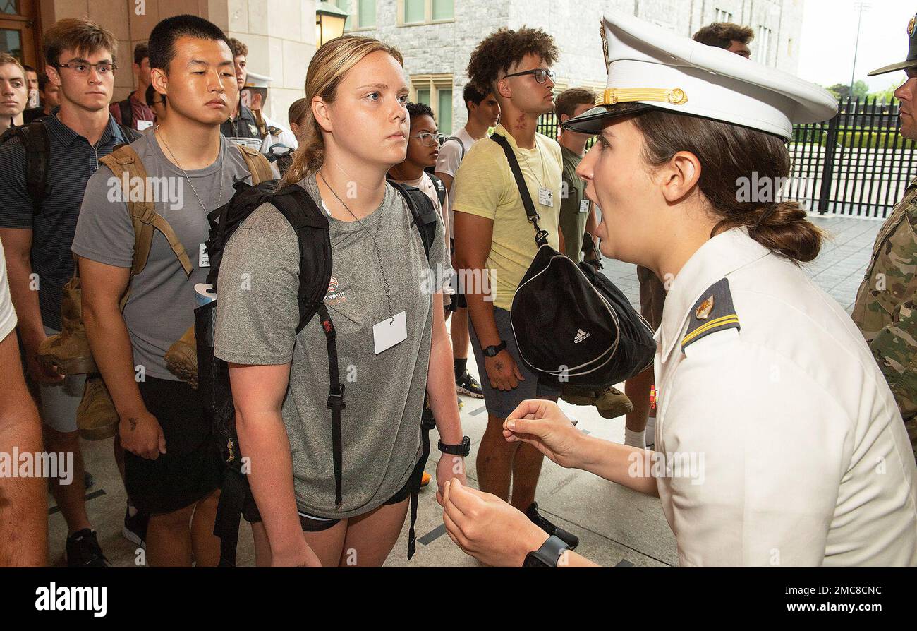 Etwa 1.200 Kandidaten der Klasse 2026 melden sich in den USA Militärakademie in West Point für den Empfang am Montag. Die neuen Kadetten erhalten detaillierte Anweisungen von Mitgliedern des Kadettenkadras, lernen aus ihrem New Cadet Handbook for Cadet Basic Training 2022 und erhalten einen regulatorischen Armeehaarschnitt an der Akademie. Stockfoto