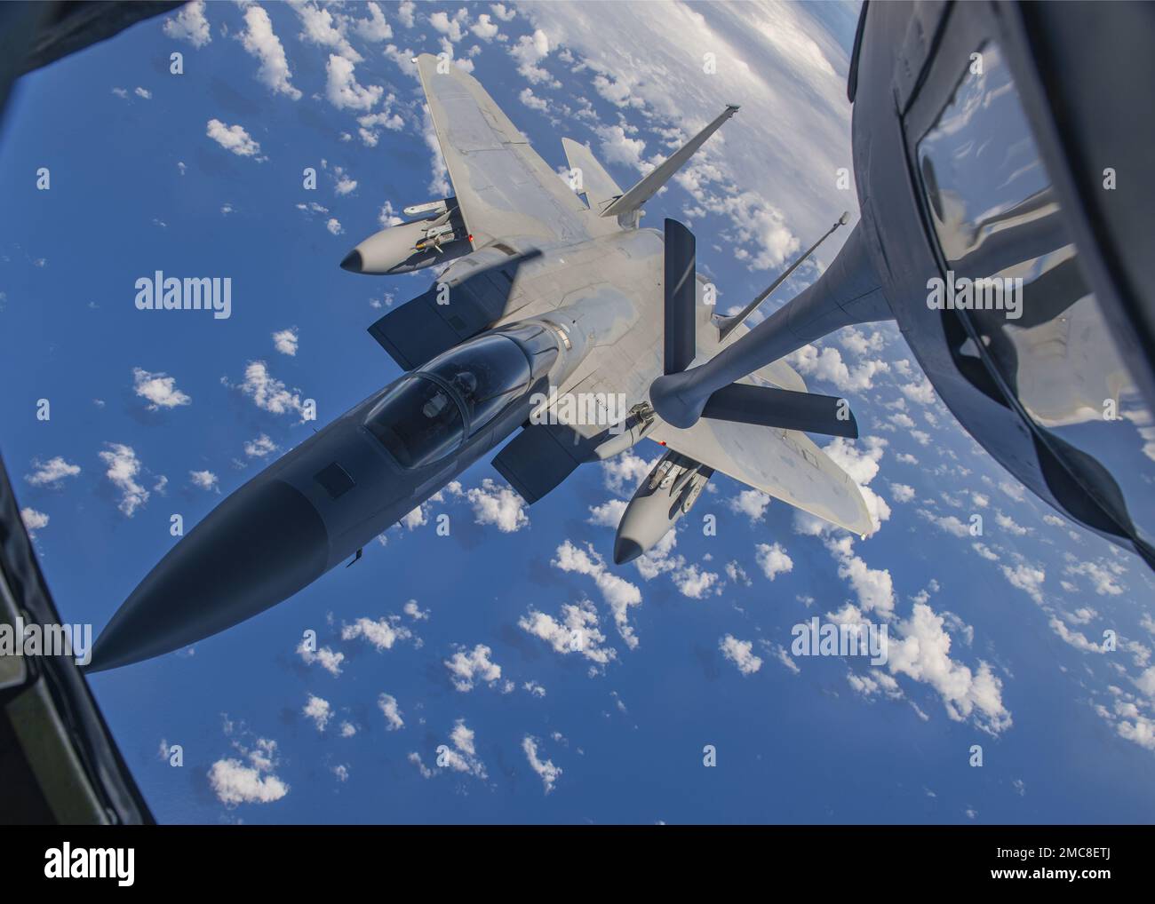 Ein F-15C Eagle der US-Luftwaffe aus dem 159.-Kampfflügel der Louisiana Air National Guard wird von einem KC-135-Stratotanker des 92.-Lufttankers auf dem Weg zur Unterstützung der Operation Noble Defender (OND) über dem Karibischen Meer aufgetankt, 27. Juni 2022. Als Teil von OND, einer wiederkehrenden Operation, koordinierte und führte die Continental U.S. NORAD Region (CONR) gemeinsame Operationen mit der US Navy durch und startete gleichzeitig Jets von verschiedenen Standorten an der Golfküste der Vereinigten Staaten und Puerto Rico. OND ist ein integrierter Luft- und Raketenabwehreinsatz, der die Verteidigung gewährleisten soll Stockfoto