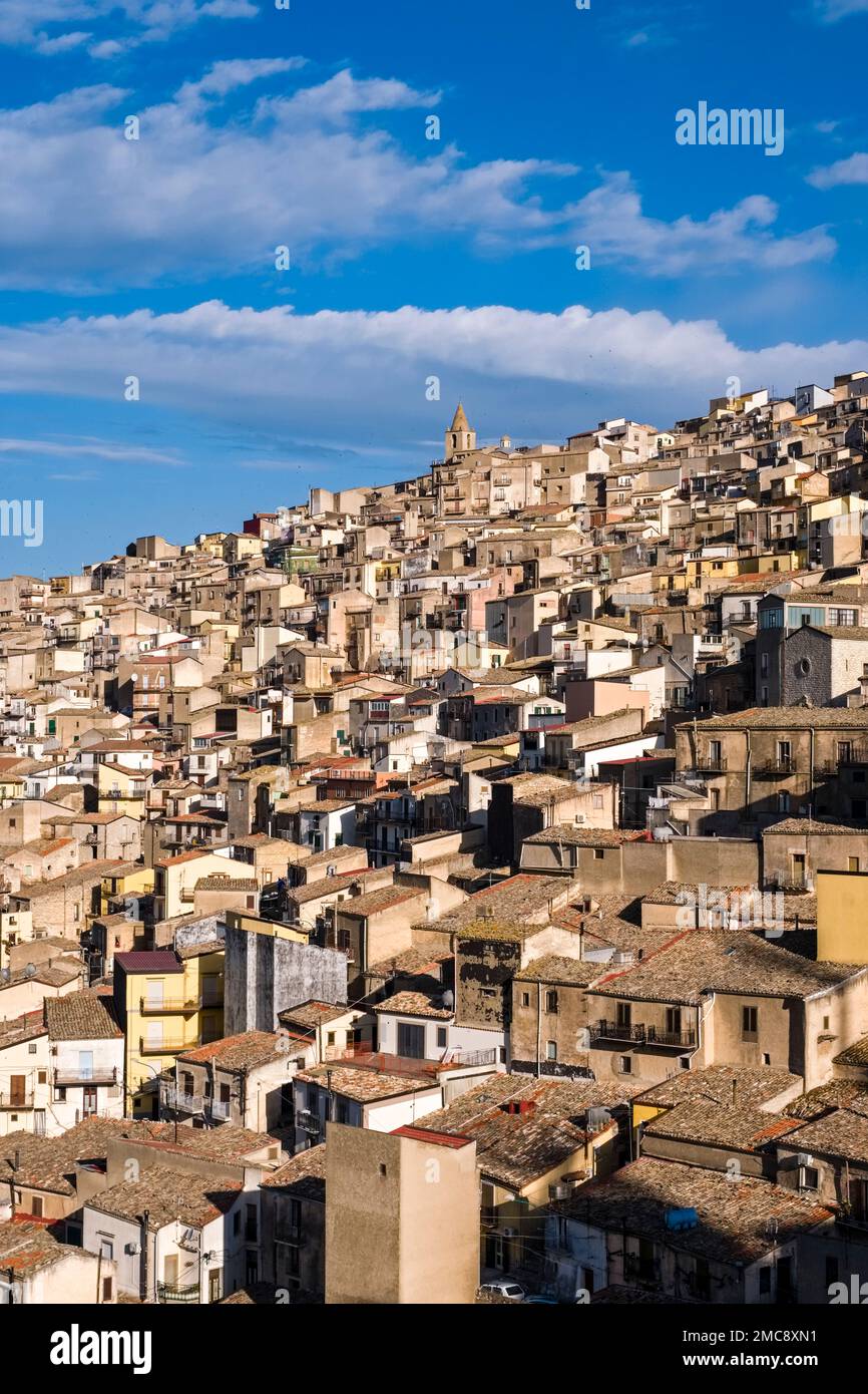 Die Häuser der Stadt Prizzi, nahe beieinander auf einem Hügel. Stockfoto