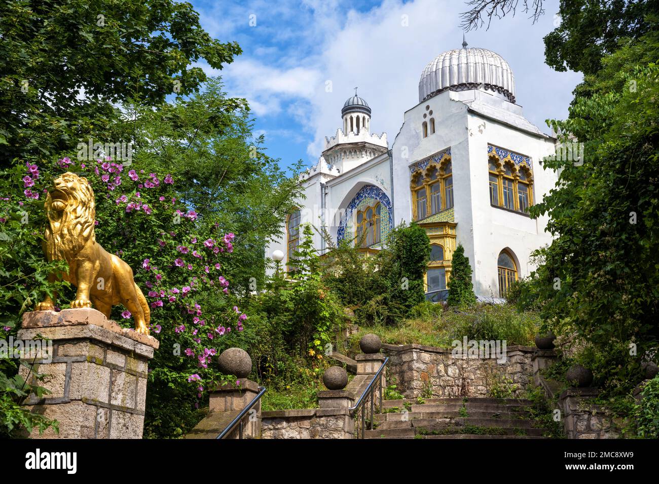 Palast von Emir von Bukhara in Zheleznowodsk, Russland. Landschaft des historischen Wahrzeichens der Stadt Zheleznowodsk im Sommer. Reisen, Tourismus und Sightseeing in Stockfoto