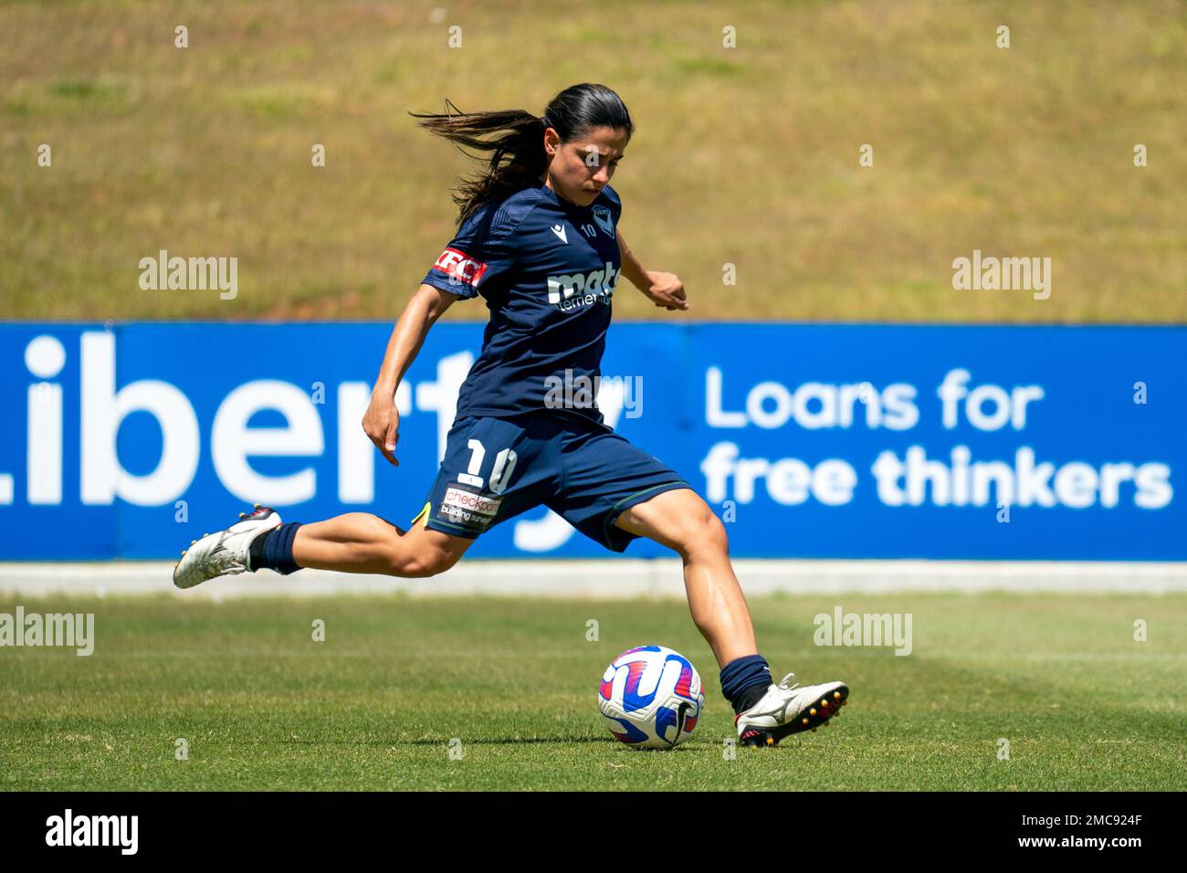 Adelaide, Australien. 21. Januar 2023. Adelaide, Südaustralien, Januar 21. 2023: Alexandra Chidiac (10 Melbourne Victory) schießt während des A-League-Spiels der Liberty zwischen Adelaide United und Melbourne Victory im ServiceFM Stadium in Adelaide, Australien. (NOE Llamas/SPP) Guthaben: SPP Sport Press Photo. Alamy Live News Stockfoto