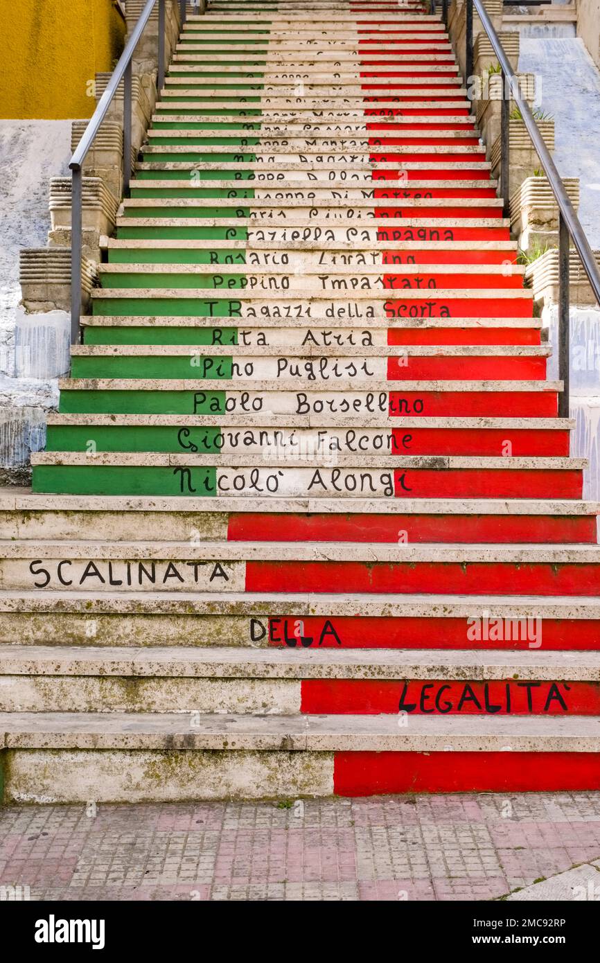 Die Treppe in den Nationalfarben Italiens, rot, weiß und grün, in der Stadt Prizzi. Stockfoto