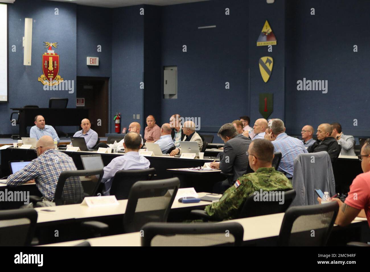 Der Interoperabilitätsausschuss tritt jährlich zusammen und leitet, leitet und verwaltet das ASCA-Programm über die drei Hauptunterausschüsse. Während der Konferenz der Field Artillery School in der Schneehalle in Fort Sill generieren Vertreter der einzelnen Teilnehmerländer operative Anforderungen im operativen Unterausschuss. Stockfoto