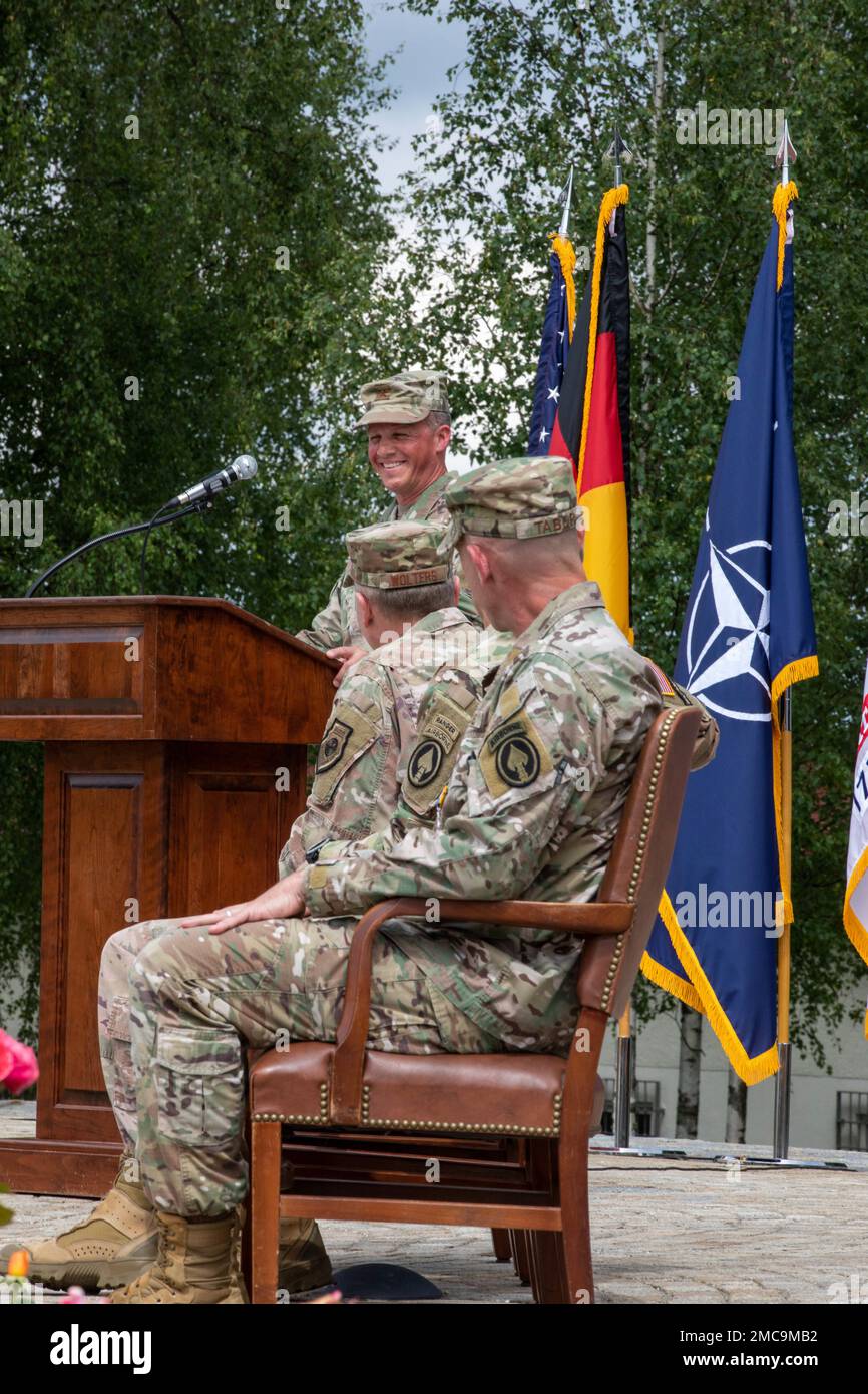 Während der Zeremonie zum Kommandowechsel des Sondereinsatzkommandos Europa (SOCEUR) spricht Generalmajor (Select) Steven G. Edwards, neuer Befehlshaber von SOCEUR, am 28. Juni 2022 in Stuttgart. Der letzte Einsatz von Edwards war am Flugplatz Ramstein, Deutschland, als Stabschef, Hauptquartier, US-Luftwaffe in Europa und Air Forces Africa. Stockfoto