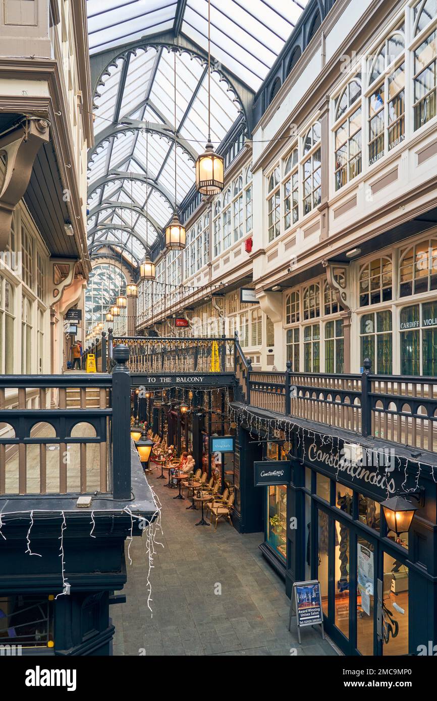 Blick vom Balkon in der Victorian High Street Arcade, Cardiff, South Wales Stockfoto