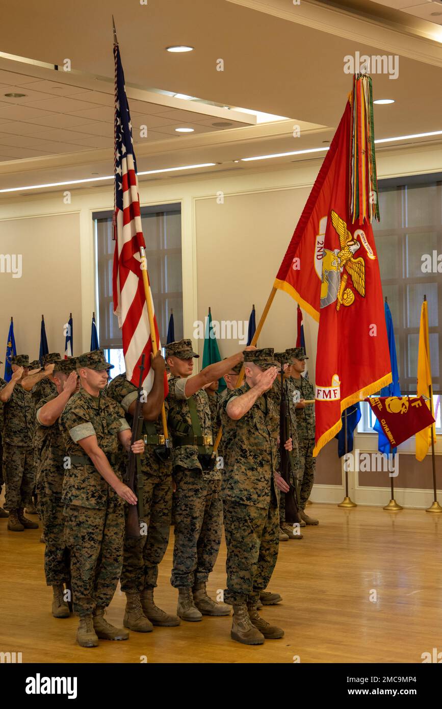 USA Oberstleutnant Jeffery L. Starr, der ausscheidende Befehlshaber des 2D. Geheimdienstbataillons, II. MEF-Informationsgruppe, salutiert Oberst Brian E. Russell, Befehlshaber der II. MIG, während einer Zeremonie zum Kommandowechsel im Basislager Lejeune, North Carolina, am 28. Juni 2022. Während der Zeremonie gab Starr das Kommando über 2D Milliarden Intel auf. An Leutnant Ruth E. Kehoe, den herannahenden kommandierenden Offizier von 2D Mrd. Stockfoto