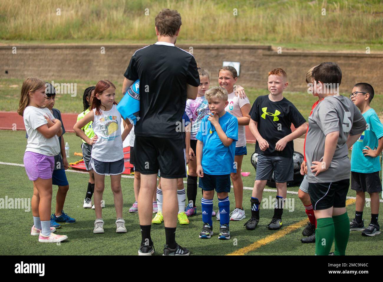 Kinder aus Fort Bragg wurden eingeladen, an einer Fußballklinik teilzunehmen, die vom Charlotte Football Club im Towle Stadium, Fort Bragg, NC, am 28. Juni 2022 ausgerichtet wurde. Die Kinder wurden von Trainern an verschiedenen Stationen trainiert und hatten Zeit, miteinander zu üben und Fußball zu spielen sowie professionelle Fußballspieler zu treffen. Stockfoto