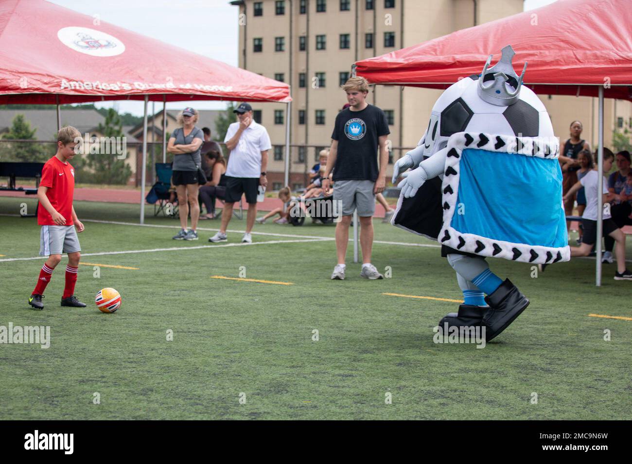 Kinder aus Fort Bragg wurden eingeladen, an einer Fußballklinik teilzunehmen, die vom Charlotte Football Club im Towle Stadium, Fort Bragg, NC, am 28. Juni 2022 ausgerichtet wurde. Die Kinder wurden von Trainern an verschiedenen Stationen trainiert und hatten Zeit, miteinander zu üben und Fußball zu spielen sowie professionelle Fußballspieler zu treffen. Stockfoto
