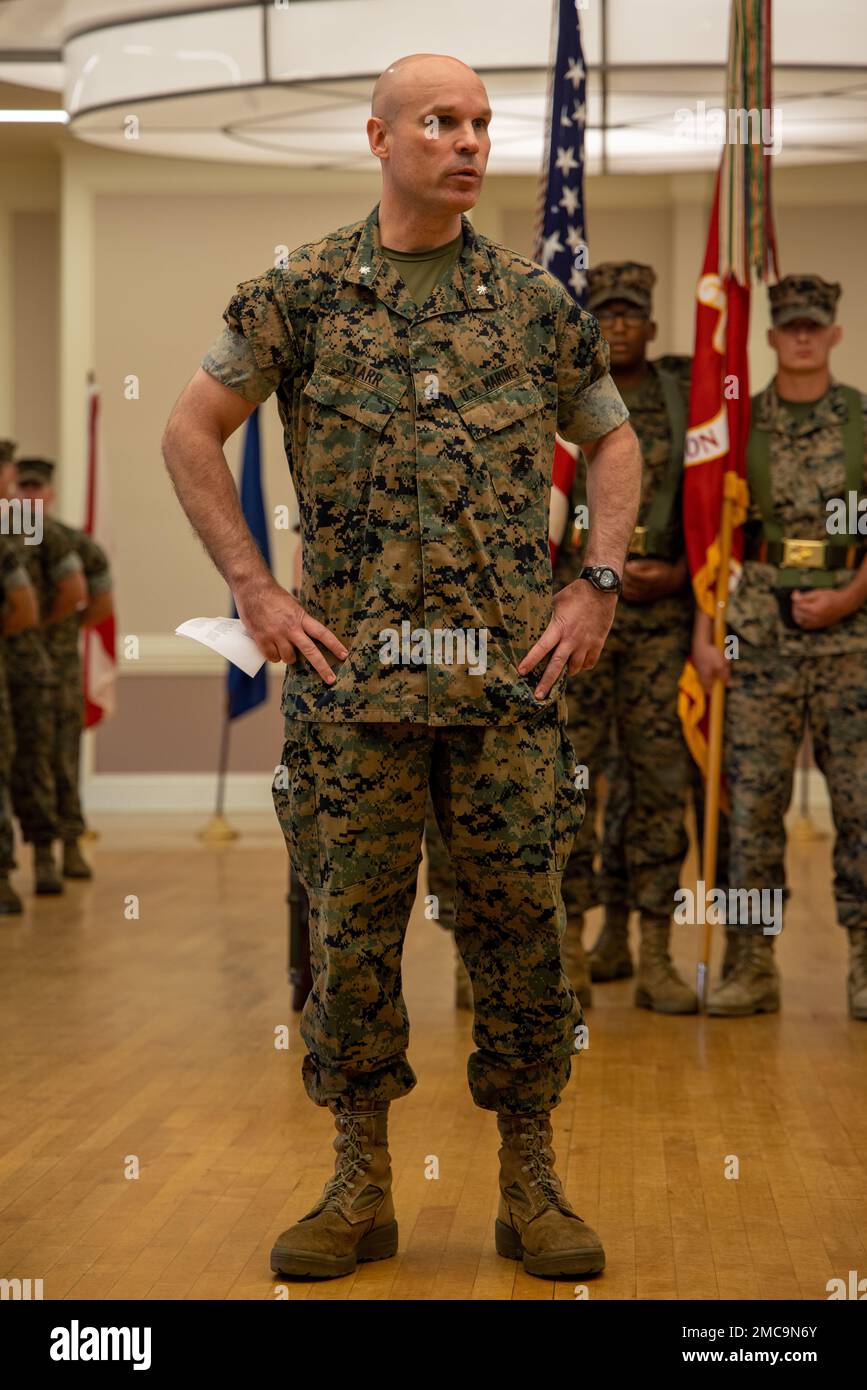 USA Oberstleutnant Jeffery L. Starr, der ausscheidende Befehlshaber des 2D. Geheimdienstbataillons, II. MEF-Informationsgruppe, spricht mit Marines und Familien während der Zeremonie zum Kommandowechsel im Marine Corps-Basislager Lejeune, North Carolina, am 28. Juni 2022. Während der Zeremonie gab Starr das Kommando über 2D Milliarden Intel auf. An Leutnant Ruth E. Kehoe, den herannahenden kommandierenden Offizier von 2D Mrd. Stockfoto