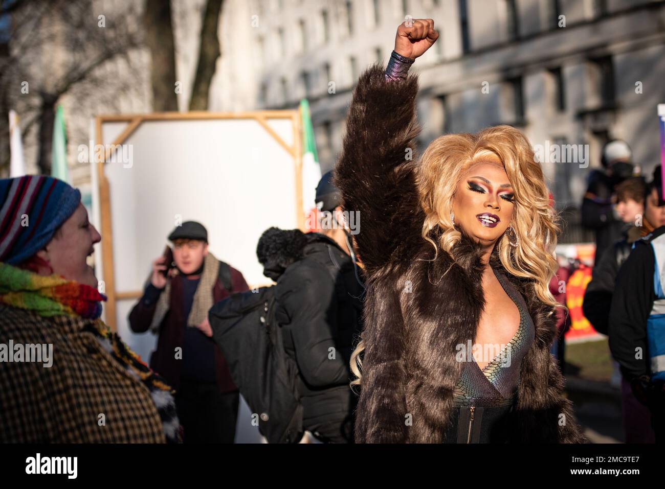 London, Großbritannien. 21. Januar 2023. Protestgesten während des Trans Rights Protestes. Proteste fanden in London statt, nachdem die britische Regierung die im Dezember 2022 beschlossene Reform der Geschlechteranerkennung blockiert hatte. Kredit: SOPA Images Limited/Alamy Live News Stockfoto