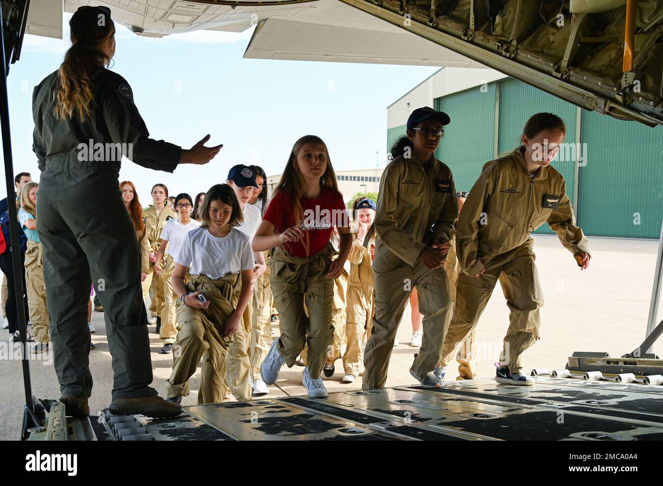 Studenten bei der S.H.E. Can' STEAM Aviation Camp Tour A C-130J Super Hercules vom 19. Airlift Wing am Northwest Arkansas National Airport, Arkansas, 28. Juni 2022. Die S.H.E. Can' Aviation Camp ist für Studenten mit Interesse an der Luftfahrt konzipiert und soll junge Frauen befähigen, in den Disziplinen Wissenschaft, Technologie, Ingenieurwesen, Kunst und Mathematik erfolgreich zu sein. Stockfoto