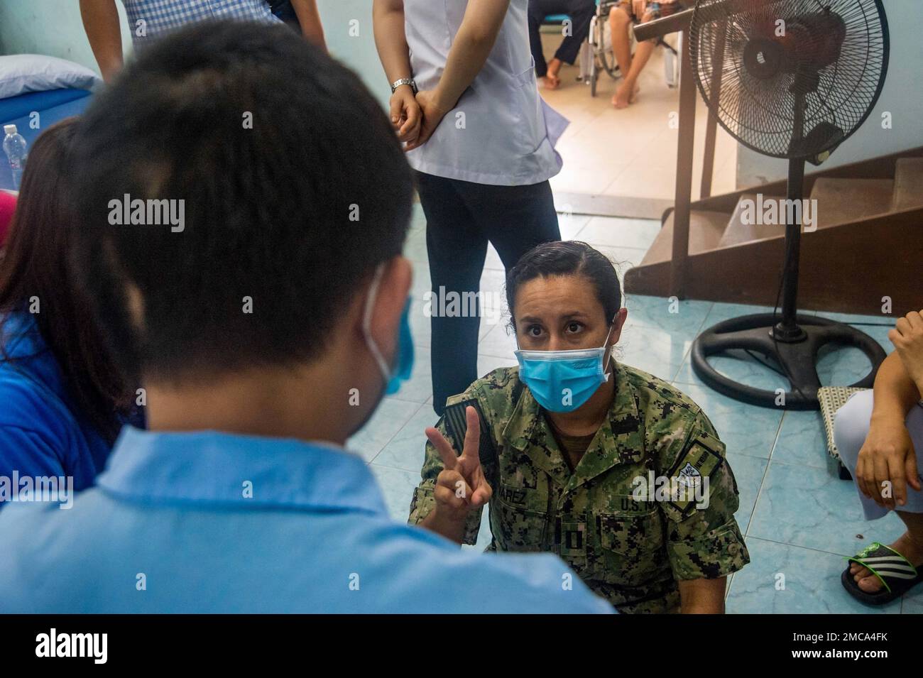 PHU YEN, VIETNAM (28. Juni 2022) - Leutnant Elizabeth Nevarez aus San Diego beurteilt während der Pacific Partnership 2022 eine Patientin für Physiotherapie im Phu Yen General Hospital. Die Pazifikpartnerschaft ist die größte multinationale Mission zur Vorbereitung auf humanitäre Hilfe und Katastrophenhilfe, die jährlich im Indo-Pazifik durchgeführt wird. Sie ist seit 17. Jahren Teil der Partnerschaft. Stockfoto