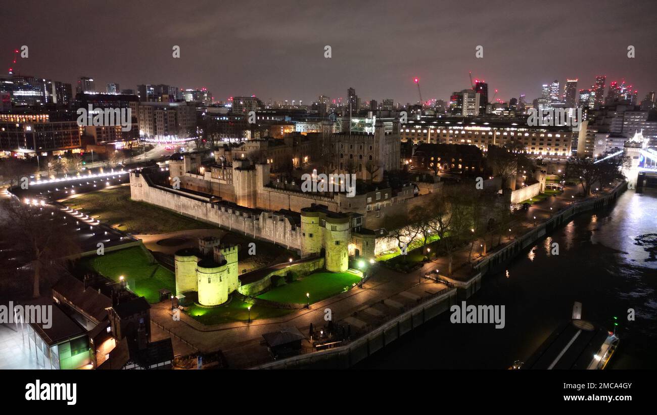 Eine wunderschöne Aussicht auf den Tower of London bei Nacht mit der Themse auf der rechten Seite Stockfoto