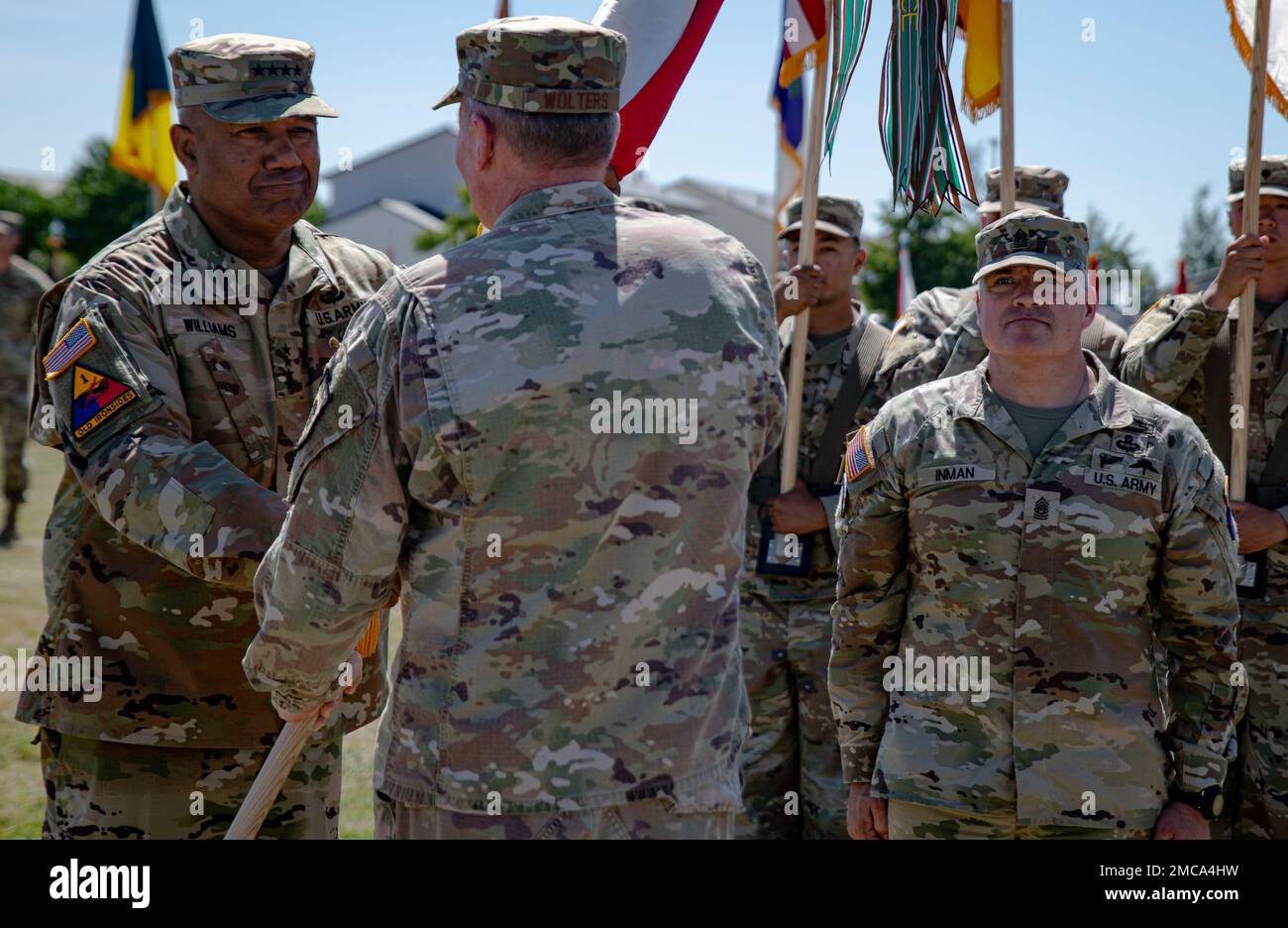 USA Armeegeneral Darryl Williams, der neue Commander der USA Armee Europa und Afrika, akzeptiert den Guidon von General Tod D. Wolters, Commander der USA Europäisches Kommando und Oberster Alliierter Befehlshaber der NATO (SACEUR) während der Zeremonie zum Kommandowechsel am 28. Juni 2022 in Clay Kaserne in Wiesbaden, Deutschland. Williams übernahm das Kommando von General Christopher Cavoli, der später Commander der USA wird Europäisches Kommando und NATO-SACEUR. Stockfoto