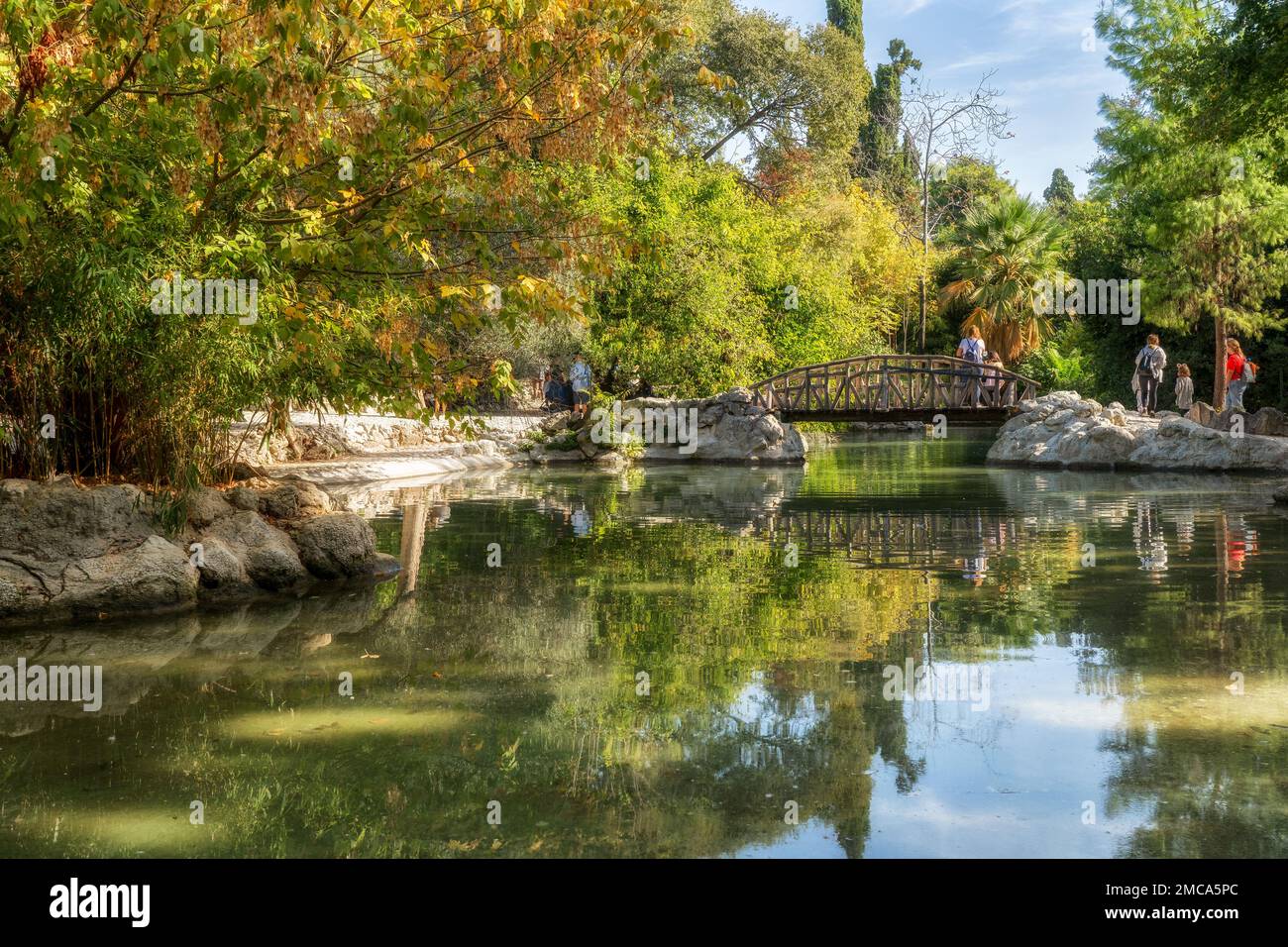 Athen, Griechenland: Der künstliche See mit der hölzernen Brücke am Nationalgarten von Athen, einem öffentlichen Park im Zentrum von Athen Stockfoto