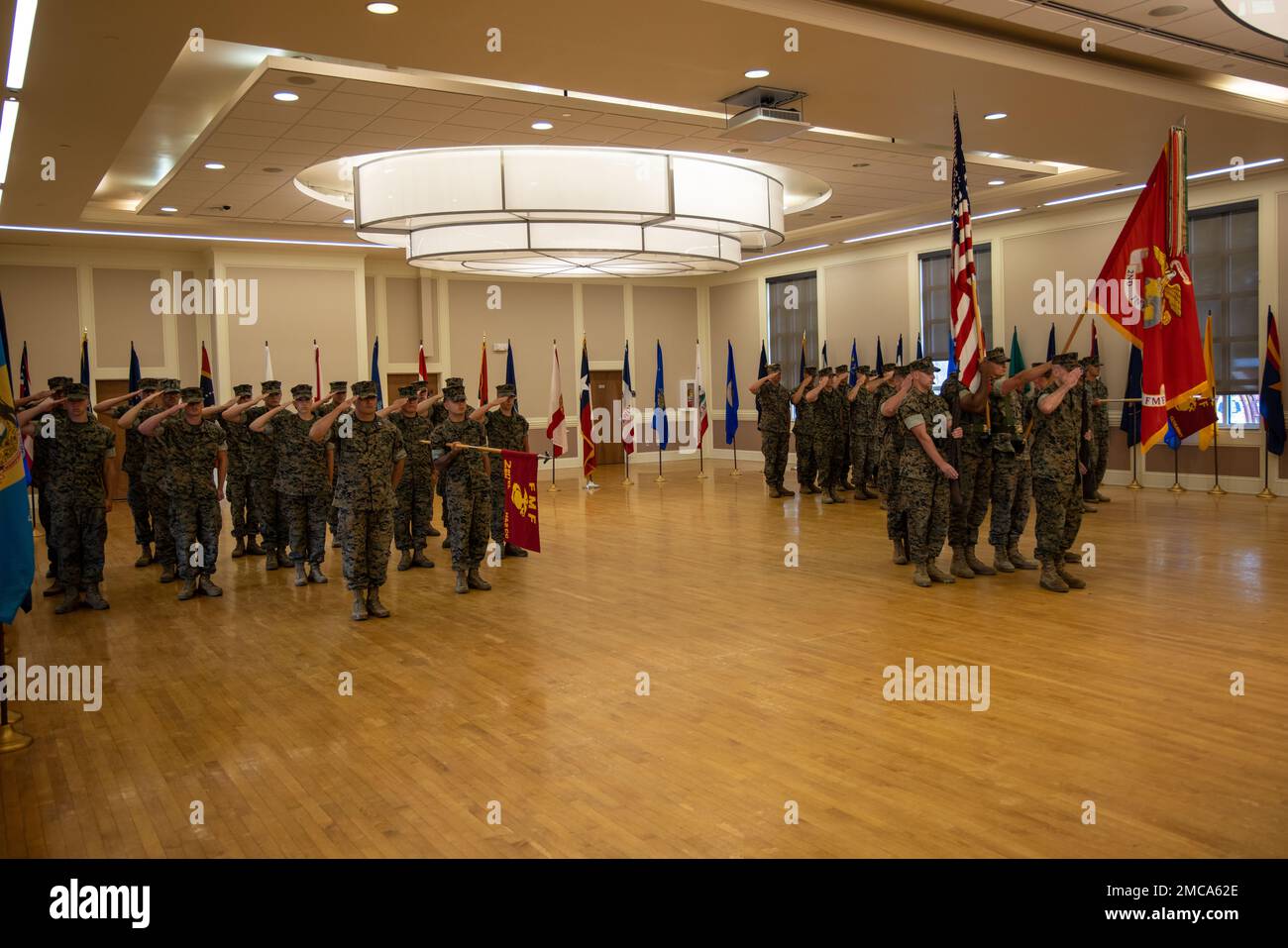 USA Marines mit dem 2D. Geheimdienstbataillon, II. MEF-Informationsgruppe, salutieren während einer Zeremonie zum Kommandowechsel im Marinekorps-Basislager Lejeune, North Carolina, 28. Juni 2022. Während der Zeremonie war LT. Oberst Jeffery L. Starr, der ausscheidende Befehlshaber von 2D Milliarden US-Dollar. Das Kommando über 2D Mrd. USD wurde aufgegeben. Auf LT. Colonel Ruth E. Kehoe, den herannahenden kommandierenden Offizier. Stockfoto