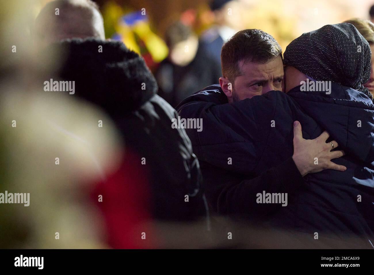 Kiew, Ukraine. 21. Januar 2023. Der ukrainische Präsident Volodymyr Zelenskyy, links, tröstet Familienmitglieder während der Beerdigung von sieben Beamten des Innenministeriums im Ukrainischen Haus National Center am 21. Januar 2023 in Kiew, Ukraine. Innenminister Denys Monastyrskyi und siebzehn weitere starben, als ihr Hubschrauber am 18. Januar abstürzte. Kredit: Ukrainischer Ratsvorsitz/Pressestelle Des Ukrainischen Präsidenten/Alamy Live News Stockfoto