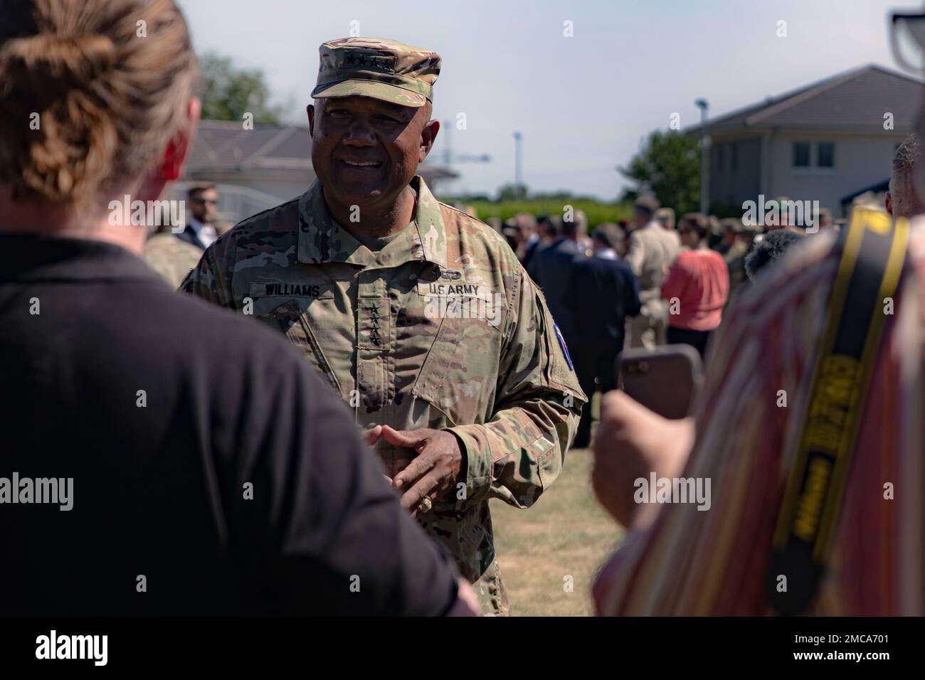 General Darryl Williams, Commander der USA Armee Europa und Afrika, Besuche mit Medienvertretern nach einer Zeremonie zum Kommandowechsel am 28. Juni 2022. Williams übernahm das Kommando des ausscheidenden Kommandanten General Christopher Cavoli, der der neue Kommandant der USA wird Europäisches Kommando. Stockfoto