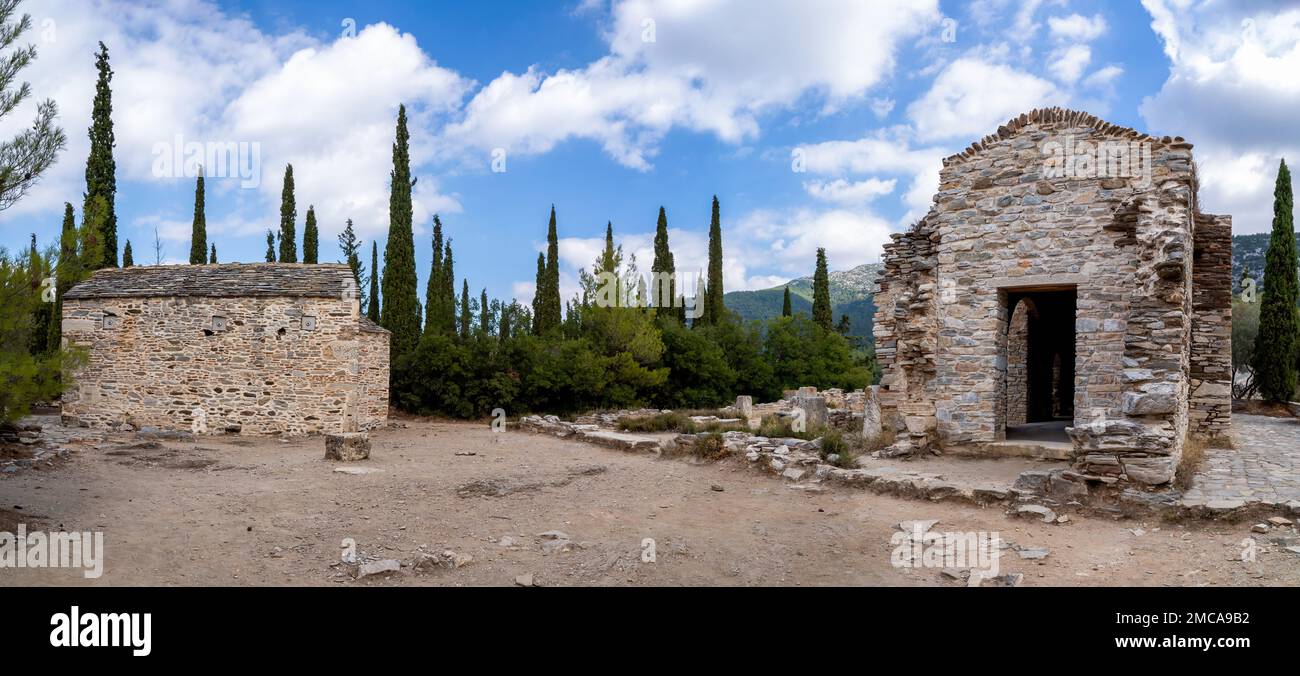 Ayios Marcos Tempel oder Fragomonastiro auf der rechten Seite, Taxiarchen Tempel auf der linken Seite, an der archäologischen Ausgrabungsstätte des Taxiarches Hügels in Athen, Griechenland Stockfoto