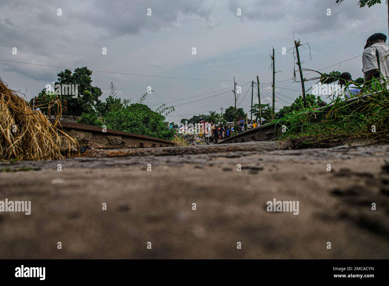 Seit 1960 ist die Eisenbahnstraße in der Demokratischen Republik Kongo abschreckend.viele Bewohner sind in ihren Gemeinden betroffen. Stockfoto