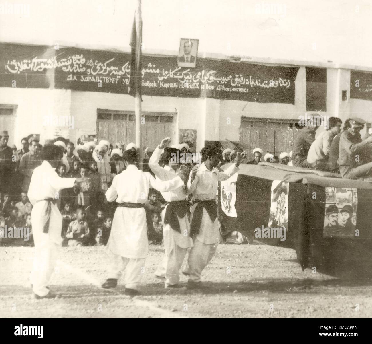 Festliche Parade und Volksprozession zum Jahrestag der Aprilrevolution in der Provinz Nimruz (Afghanistan) im Jahr 1984. Stockfoto