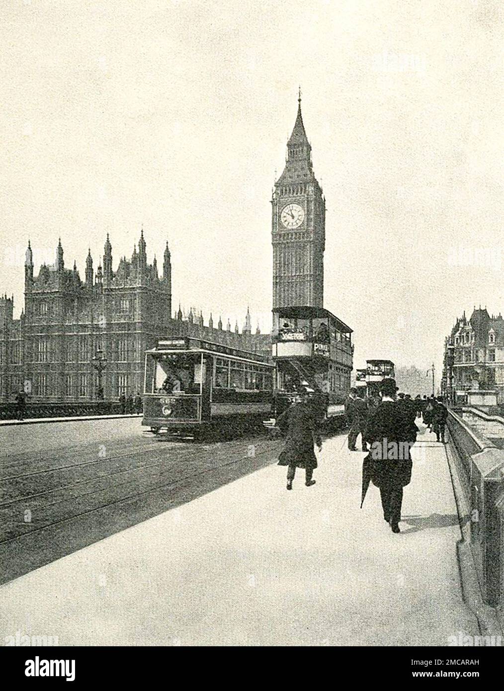 Typische Londoner Straßenbahnen auf der Westminster Bridge. Die Houses of Parliament im Hintergrund. Foto von 1909. Stockfoto