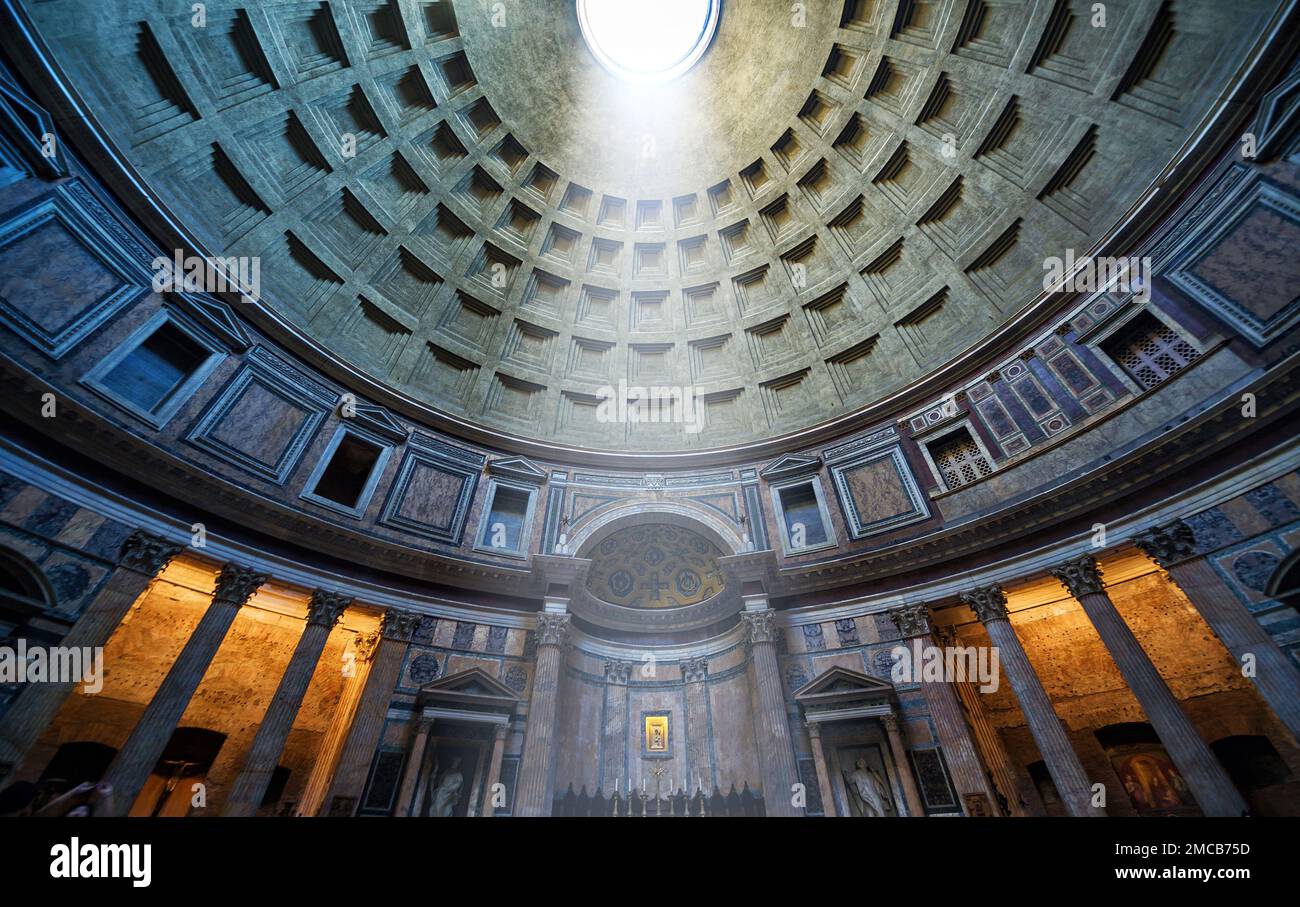 Der berühmte Lichtstrahl im Pantheon. Das Pantheon ist ein berühmtes Denkmal der antiken römischen Kultur, der Tempel aller Götter, gebaut Stockfoto