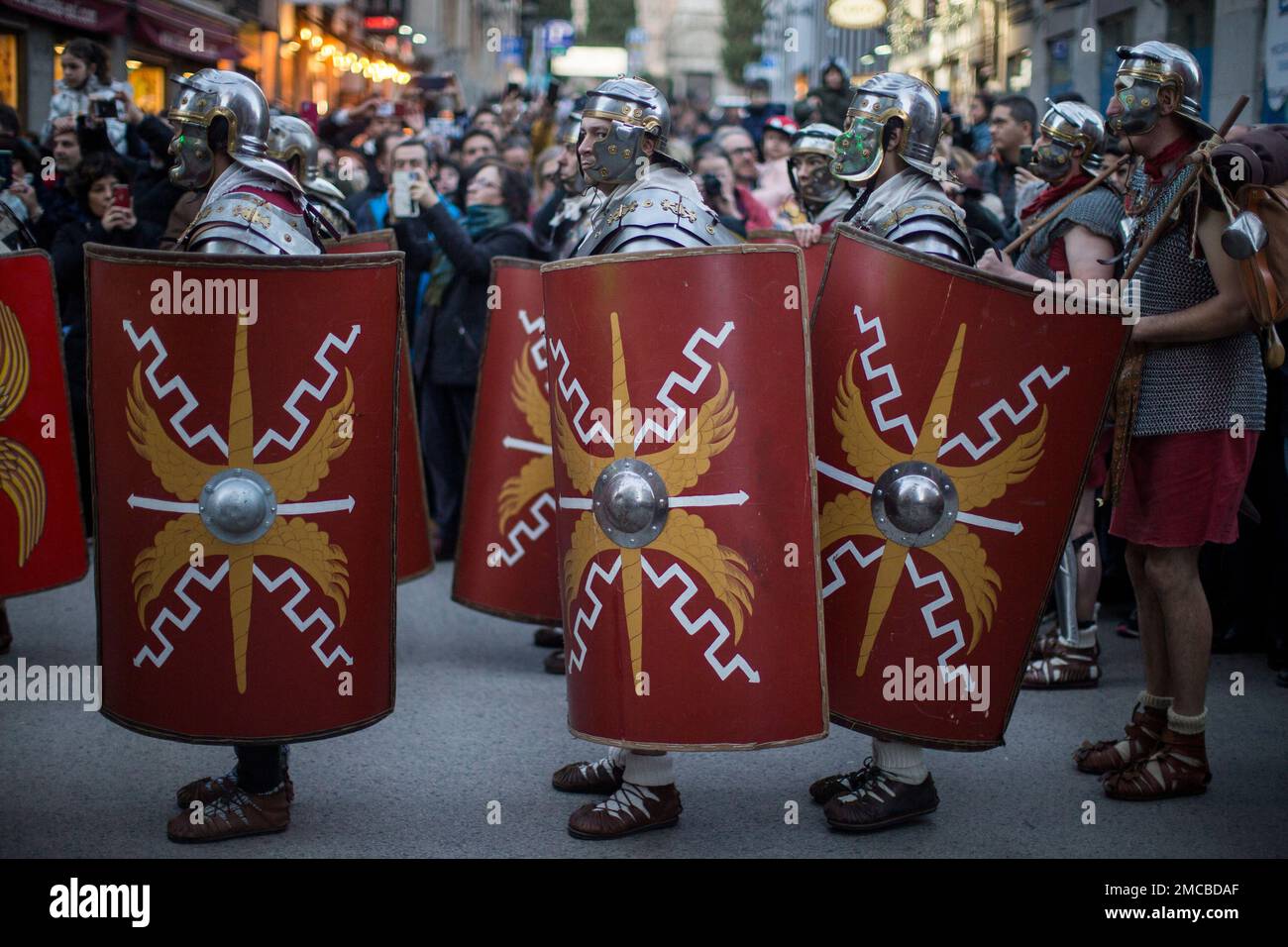 Madrid, Spanien. 21. Januar 2023. Römische Legionäre, die während der Arde Lucus-Parade durch eine Straße in Madrid fahren. Im Rahmen von FITUR 2023 führte die römische Vertretung Arde Lucus eine Tour durch die Straßen Madrids, um dieses Fest zu fördern und zu publik zu machen. Diese Initiative stammt ursprünglich aus Lugo, Galicien, und erinnert an die Gründung der Stadt seit 2002 durch die Nachbildung ihrer römischen Vergangenheit. Kredit: SOPA Images Limited/Alamy Live News Stockfoto