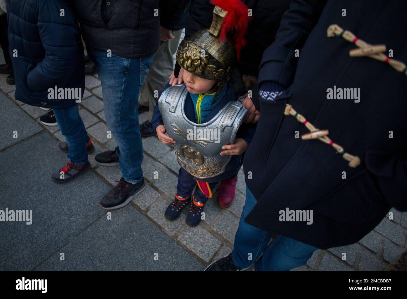 Madrid, Spanien. 21. Januar 2023. Ein als römischer Legionär verkleidetes Kind, das während der Arde Lucus-Parade gesehen wurde. Im Rahmen von FITUR 2023 führte die römische Vertretung Arde Lucus eine Tour durch die Straßen Madrids, um dieses Fest zu fördern und zu publik zu machen. Diese Initiative stammt ursprünglich aus Lugo, Galicien, und erinnert an die Gründung der Stadt seit 2002 durch die Nachbildung ihrer römischen Vergangenheit. Kredit: SOPA Images Limited/Alamy Live News Stockfoto