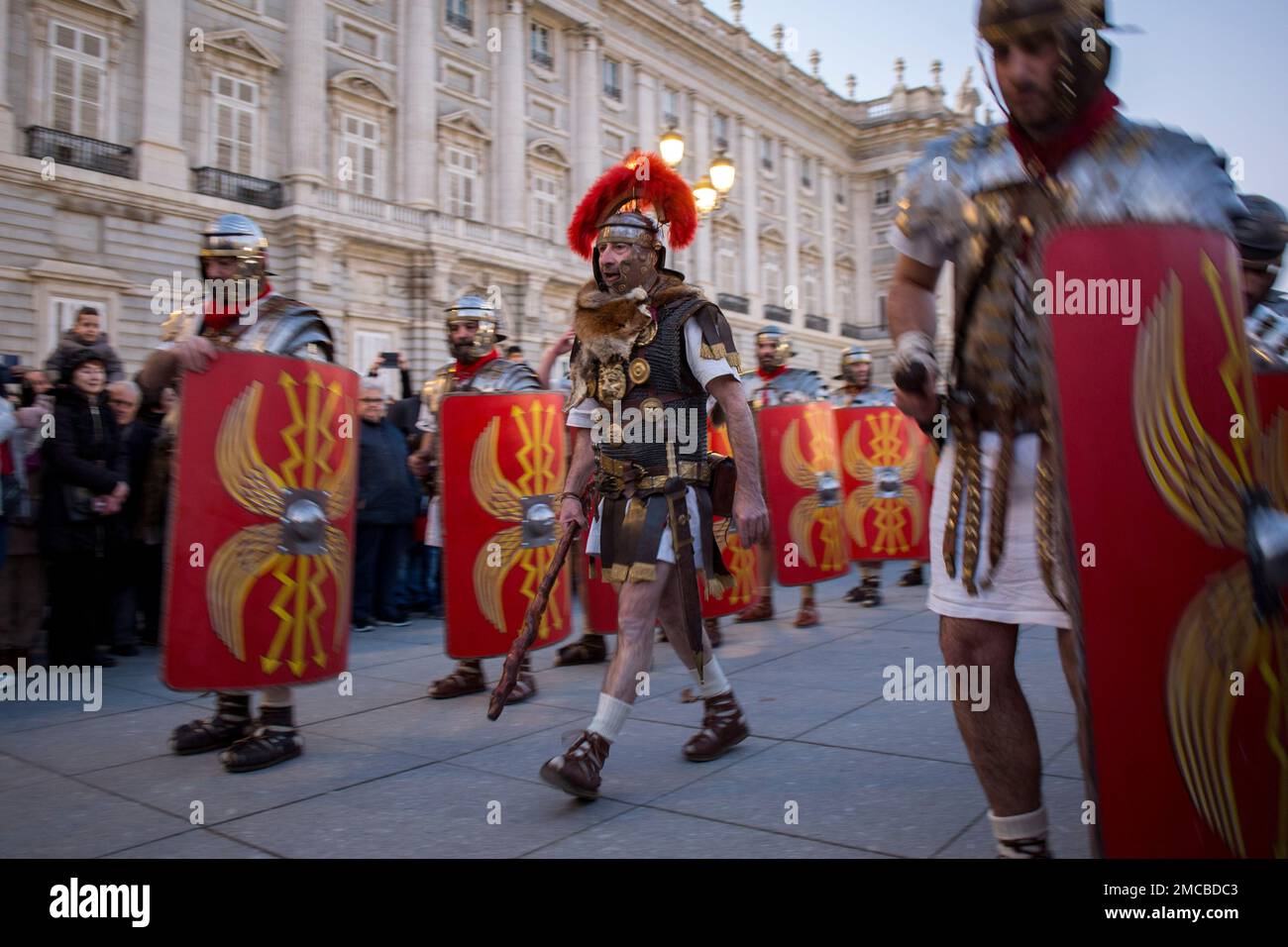 Madrid, Spanien. 21. Januar 2023. Römische Legionäre gehen vor dem Königspalast von Madrid während der Arde Lucus Parade im Rahmen der FITUR 2023 besichtigte die römische Vertretung Arde Lucus die Straßen von Madrid, um dieses Fest zu fördern und zu publik zu machen. Diese Initiative stammt ursprünglich aus Lugo, Galicien, und erinnert an die Gründung der Stadt seit 2002 durch die Nachbildung ihrer römischen Vergangenheit. Kredit: SOPA Images Limited/Alamy Live News Stockfoto