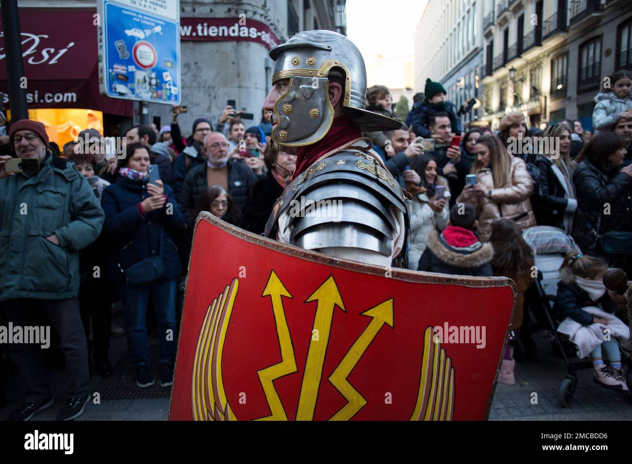 Madrid, Spanien. 21. Januar 2023. Ein römischer Legionär geht während der Arde Lucus Parade eine Straße in Madrid entlang. Im Rahmen von FITUR 2023 führte die römische Vertretung Arde Lucus eine Tour durch die Straßen Madrids, um dieses Fest zu fördern und zu publik zu machen. Diese Initiative stammt ursprünglich aus Lugo, Galicien, und erinnert an die Gründung der Stadt seit 2002 durch die Nachbildung ihrer römischen Vergangenheit. Kredit: SOPA Images Limited/Alamy Live News Stockfoto