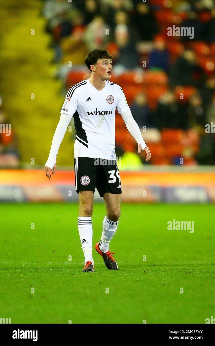 Oakwell Stadium, Barnsley, England - 21. Januar 2023 Josh Woods (39) von Accrington Stanley - während des Spiels Barnsley gegen Accrington Stanley, Sky Bet League One, 2022/23, Oakwell Stadium, Barnsley, England - 21. Januar 2023 Guthaben: Arthur Haigh/WhiteRosePhotos/Alamy Live News Stockfoto