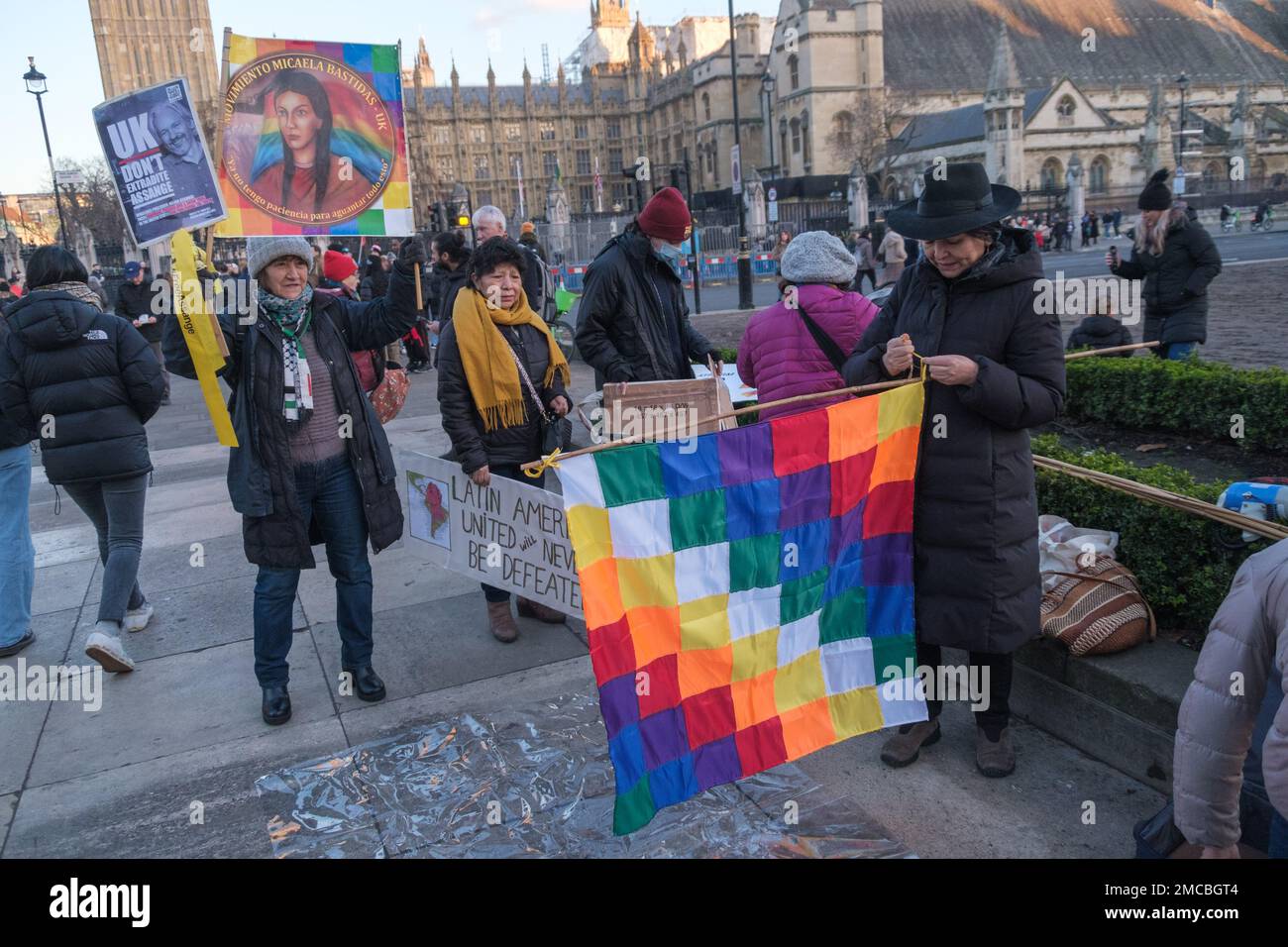 London, Großbritannien. 21. Januar 2023 Plataforma 12 de Octubre und Movimiento Micaela Bastidas-UK Kundgebung auf dem Parlamentsplatz in Solidarität mit dem peruanischen Volk gegen die Diktatur. Unterdrückung und Tötung. Seit der Amtsenthebung und Amtsenthebung von Präsident Pedro Castillo im Dezember wurden bei den anhaltenden Protesten über 40 Demonstranten von Sicherheitskräften getötet. Castillo hatte vor dem Hintergrund der Bauern versprochen, Rassismus, Klassismus, Machismo und Homophobie ein Ende zu setzen. Peter Marshall/Alamy Live News Stockfoto