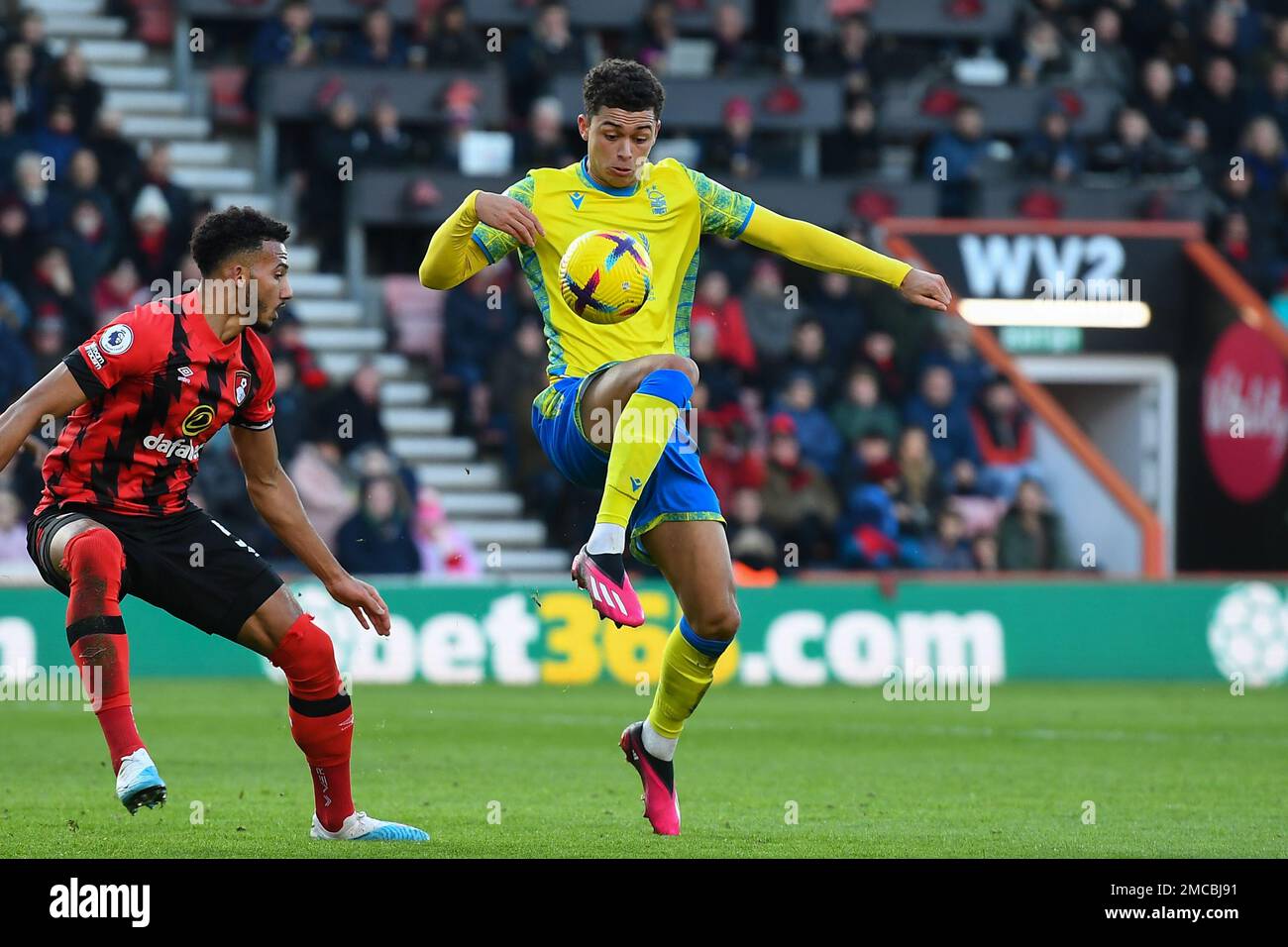 Brennan Johnson vom Nottingham Forest kontrolliert den Ball während des Premier League-Spiels zwischen Bournemouth und Nottingham Forest im Vitality Stadium in Bournemouth am Samstag, den 21. Januar 2023. (Kredit: Jon Hobley | MI News) Kredit: MI News & Sport /Alamy Live News Stockfoto