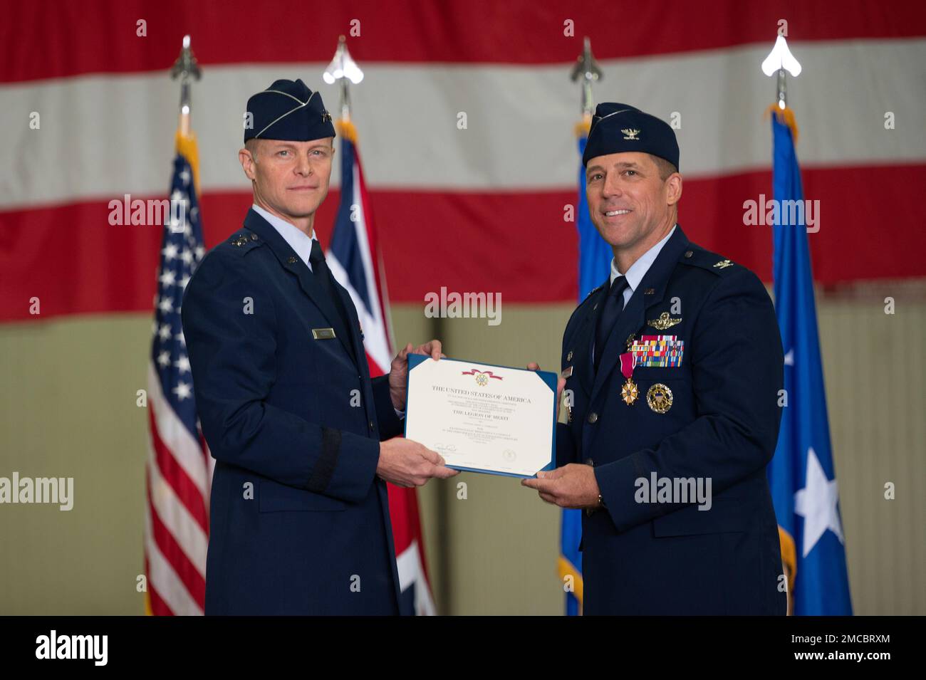 USA Generalmajor der Luftwaffe Derek France, Left, dritter Befehlshaber der Luftwaffe; verleiht Oberst Jason Camilletti, den 48. Fighter Wing Commander, bei der Legion of Merit während einer Zeremonie zum Kommandowechsel in der Royal Air Force Lakenheath, England, 29. Juni 2022. Während der Zeremonie übergab Camilletti Frankreich das Kommando über die 48. FW, die Campo damit betrauten, den Flügel zu führen. Stockfoto