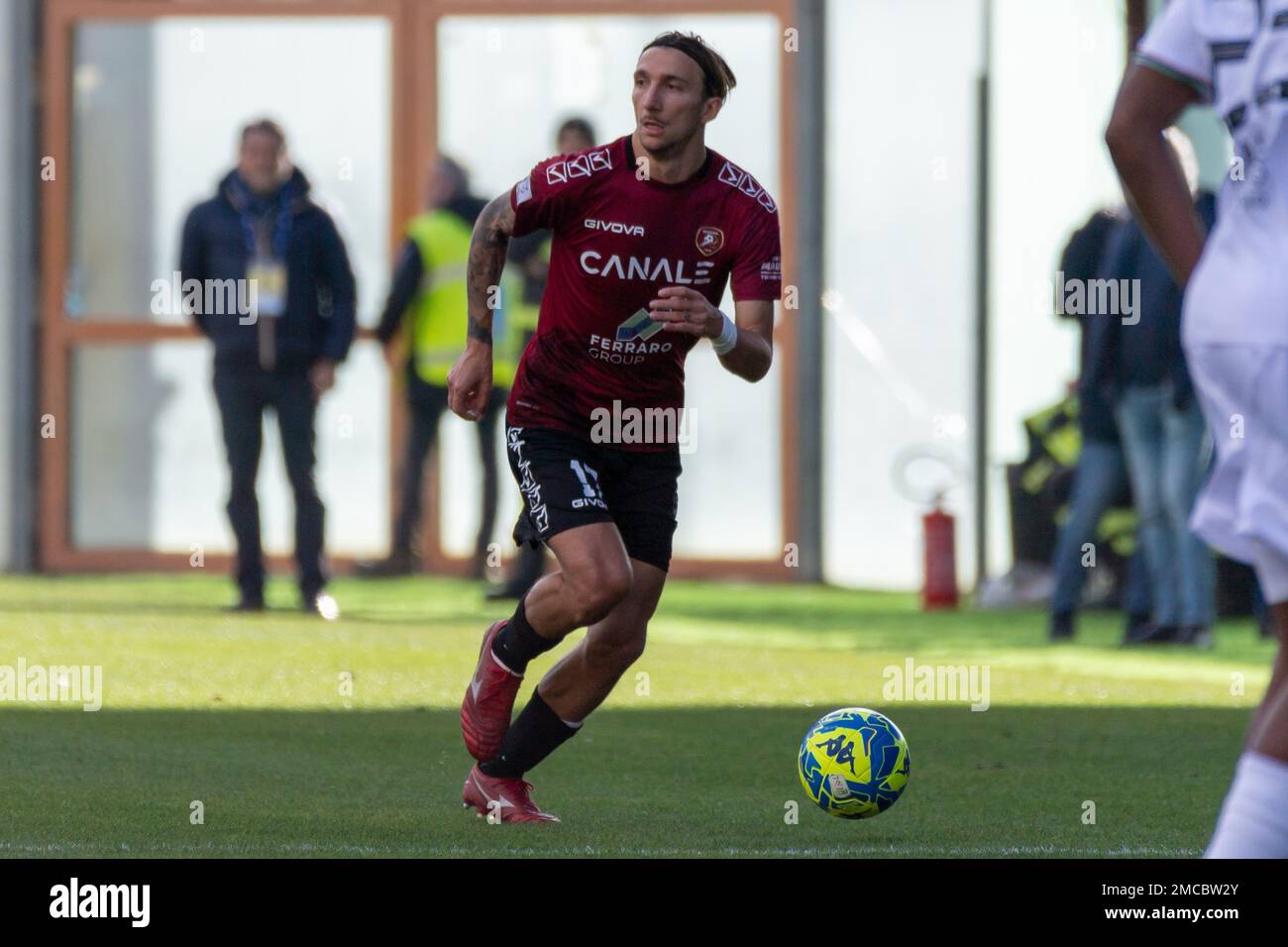 Reggio Calabria, Italien. 21. Januar 2023. Di Chiara Gianluca Reggina trägt den Ball während Reggina 1914 gegen Ternana Calcio, italienisches Fußballspiel der Serie B in Reggio Calabria, Italien, Januar 21 2023 Kredit: Independent Photo Agency/Alamy Live News Stockfoto