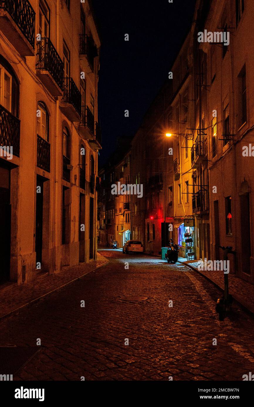 Straßen von Lissabon bei Nacht Stockfoto