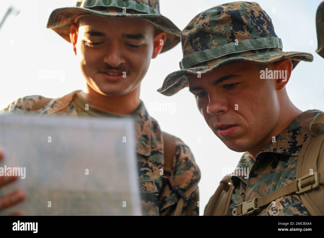 SIND WIR SCHON DA? USA Marines mit Headquarters and Headquarters Squadron (H&HS) Plot-Koordinaten während eines Landnavigationswettbewerbs an der Marine Corps Air Station Beaufort, S.C., 29. Juni 2022. H&HS hielt den Wettbewerb als erstes Event für die Summer Showdown Challenge ab, um die praktischen Kenntnisse der Marines über die Grundfertigkeiten des Marine Corps zu testen. Stockfoto