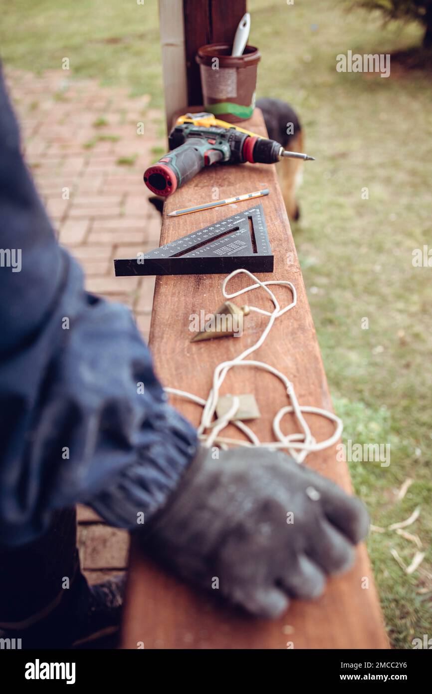 Nahaufnahme eines Handwerkers mit Baumaschinen Stockfoto