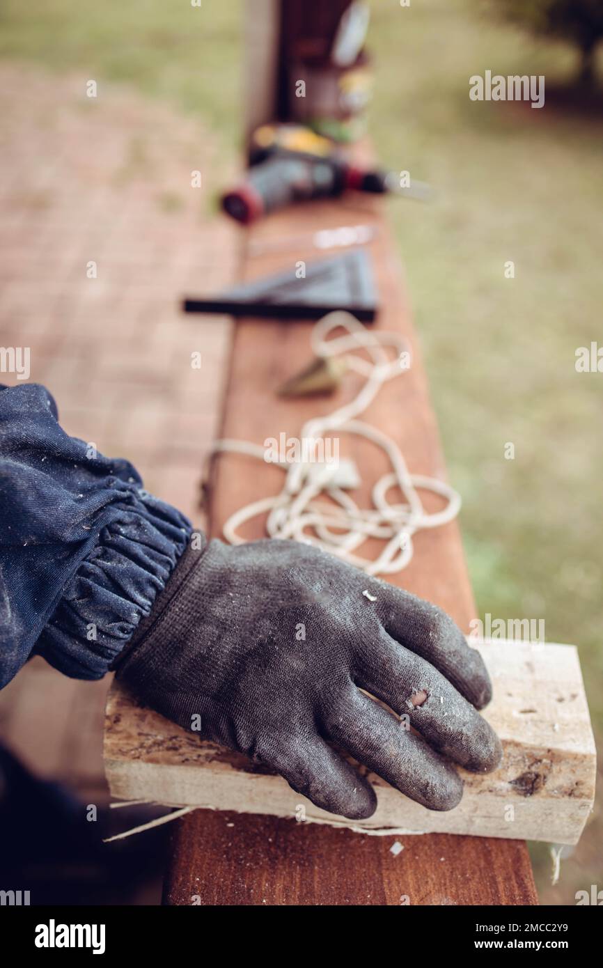 Nahaufnahme eines Handwerkers mit Baumaschinen Stockfoto