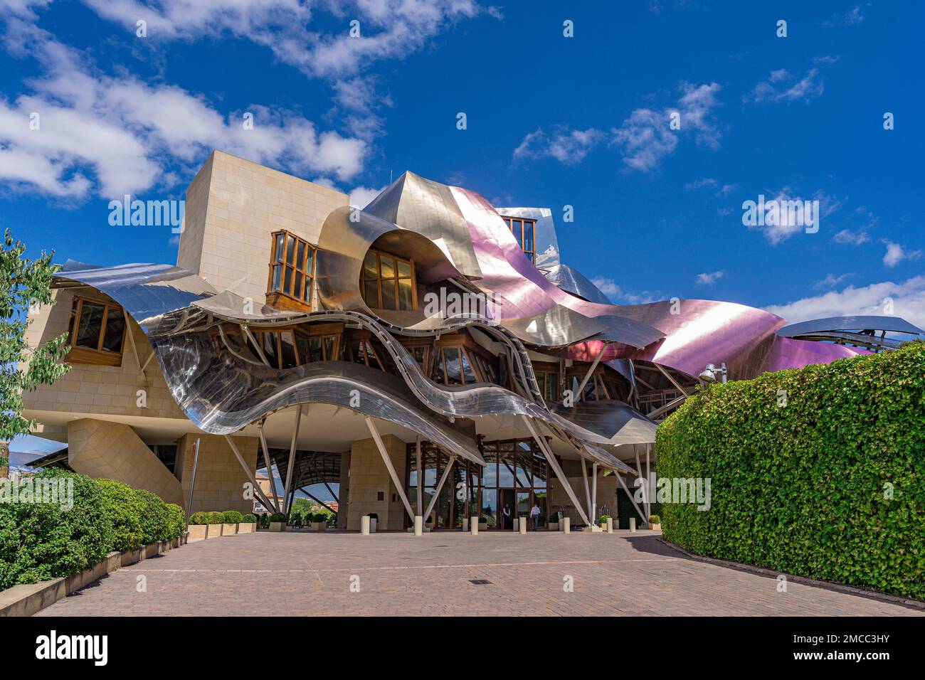 Elciego, Spanien - 26. August 2022 - Blick auf das berühmte Hotel auf dem Weingut Marques de Riscal Stockfoto