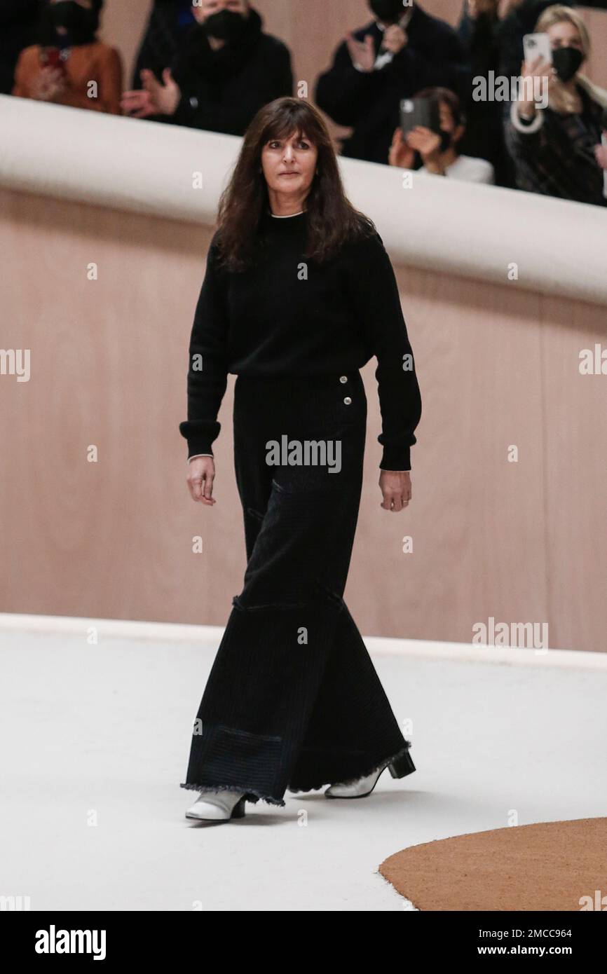 Virginie Viard accepts applause after the Chanel Spring-Summer 2022 Haute Couture fashion collection collection, in Paris, Tuesday, Jan. 25, 2022. (AP Photo/Lewis Joly) Stockfoto