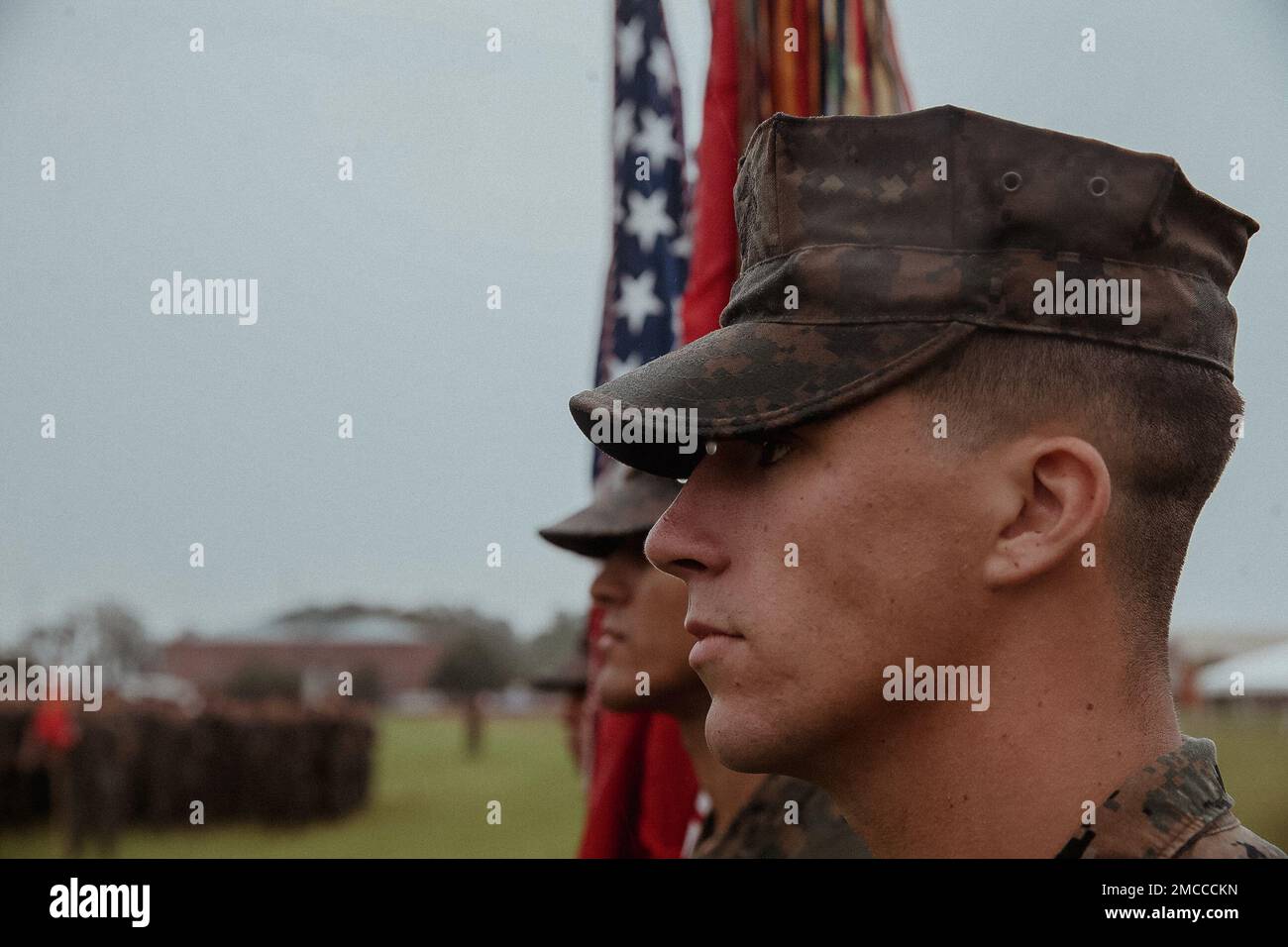 USA Marines mit dem 6. Marineregiment, 2D. Marinedivision, Achtung bei einer Zeremonie zum Kommandowechsel in Camp Lejeune, North Carolina, 29. Juni 2022. Während der Zeremonie übergab Oberst Jeffrey R. Kenney, der ausscheidende Regimentskommandeur der 6. Marines, das Kommando an Oberst Gregory P. Gordon. Stockfoto