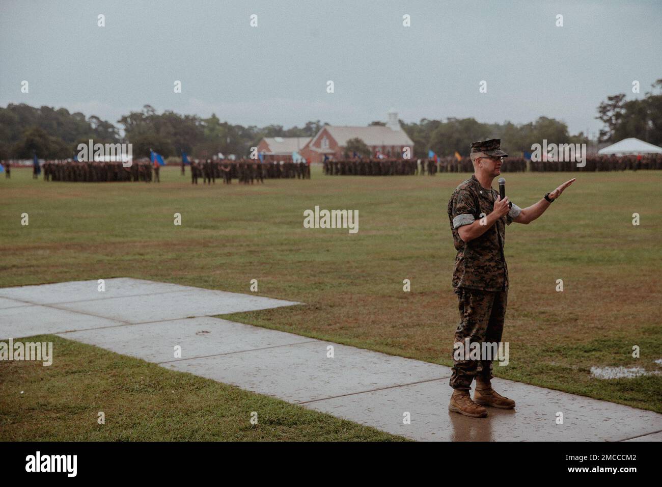 USA Marinekorps Oberst Jeffrey R. Kenney, der kommandierende Offizier des 6. Marineregiments, 2D. Marine Division, hält seine Abschiedsrede bei einer Zeremonie zum Kommandowechsel in Camp Lejeune, North Carolina, am 29. Juni 2022. Während der Zeremonie übergab Kenney das Kommando über 6. Marines an Oberst Gregory P. Gordon. Stockfoto