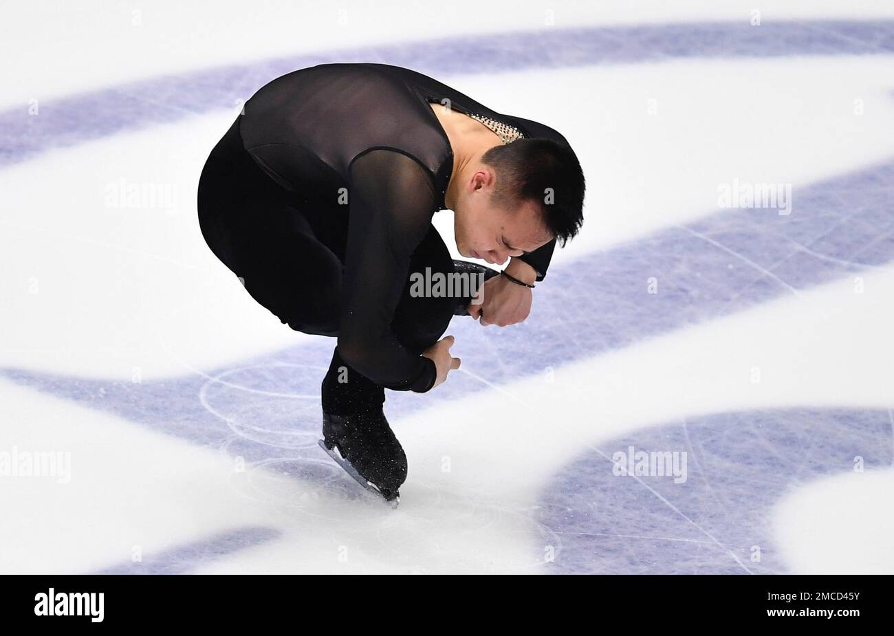 James Min of Australia performs in the men short program during the ISU Four Continents Figure Skating Championships in Tallinn, Estonia, Friday, Jan. 21, 2022. (AP Photo/Sergei Stepanov) Stockfoto