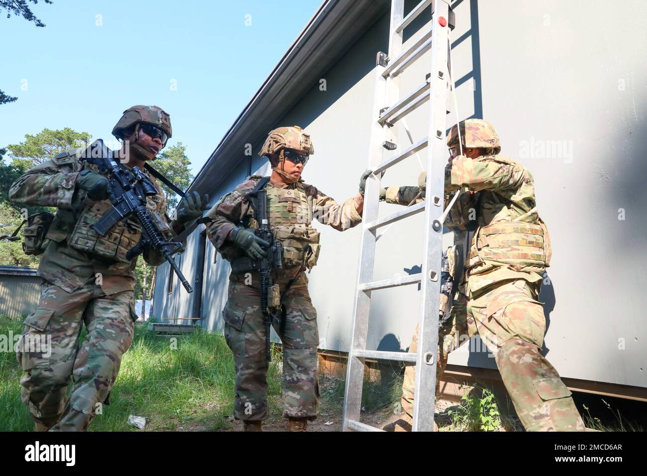 USA Soldaten des 588. Brigadeingenieurbataillons, 3. Panzerbrigade-Kampfteam, 4. Infanteriedivision, bereiten Sie eine Leiter vor, um während des Trainings in Santahamina, Finnland, ein Dach zu durchbrechen, am 30. Juni 2022. Das 3. Panzerbrigade-Kampfteam, die 4. Infanterie-Division und das Garde-Jaeger-Regiment der finnischen Armee begannen mit dem Sommerschulung in Finnland, um die Beziehungen zwischen den beiden Nationen zu stärken und die Interoperabilität zwischen ihnen zu fördern. Stockfoto