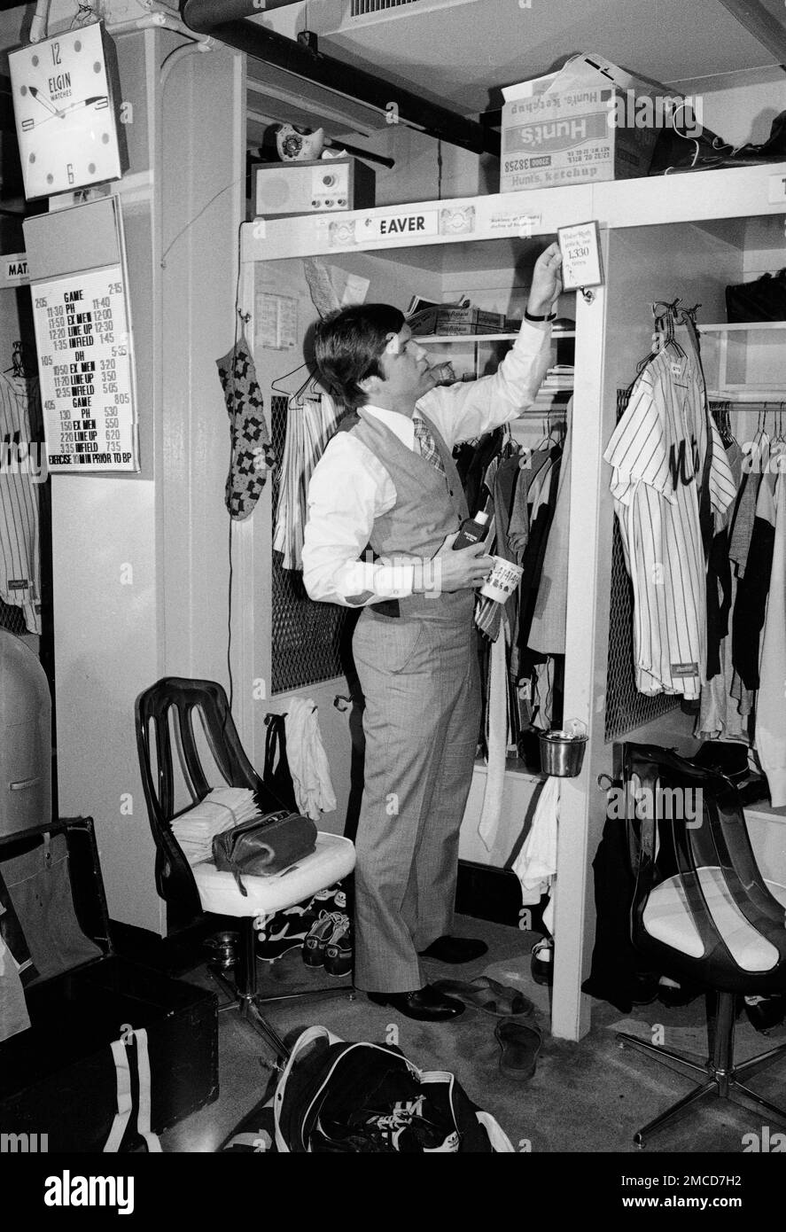 new-york-mets-tom-seaver-cleans-out-his-locker-at-shea-stadium-in-new