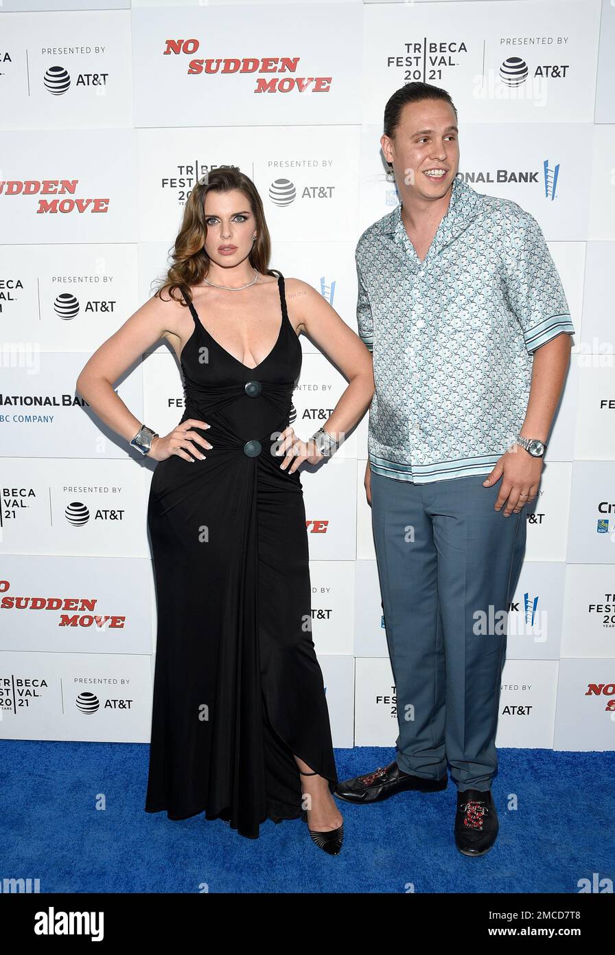 Actress Julia Fox, left, with husband Peter Artemiev and son Valentino attend the "No Sudden Move" premiere during the 20th Tribeca Festival at The Battery on Friday, June 18, 2021, in New York. (Photo by Evan Agostini/Invision/AP) Stockfoto